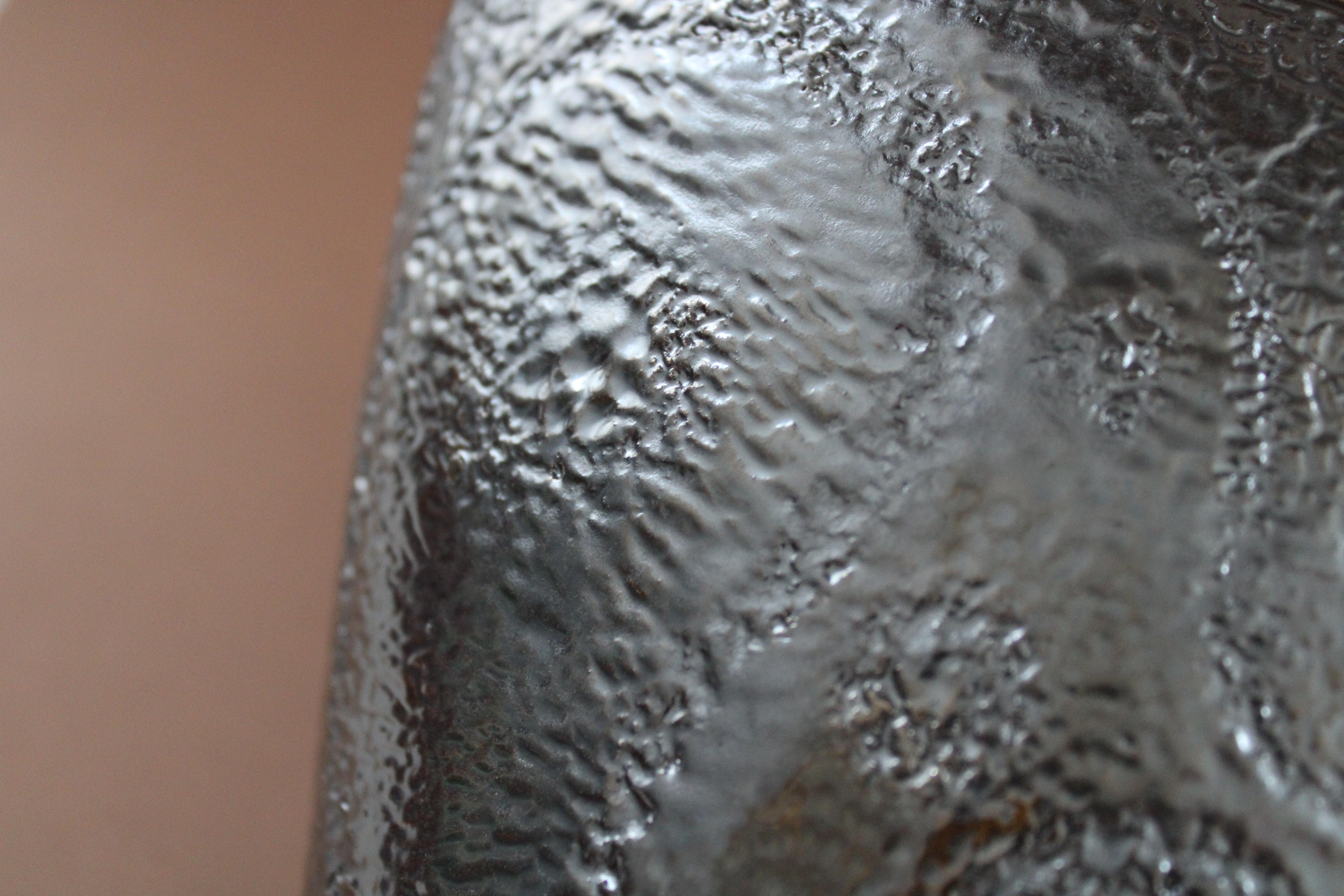 Vase à glaçure argentée 2017. la masse de la pierre, 19x23,5x15,5 cm en vente 5