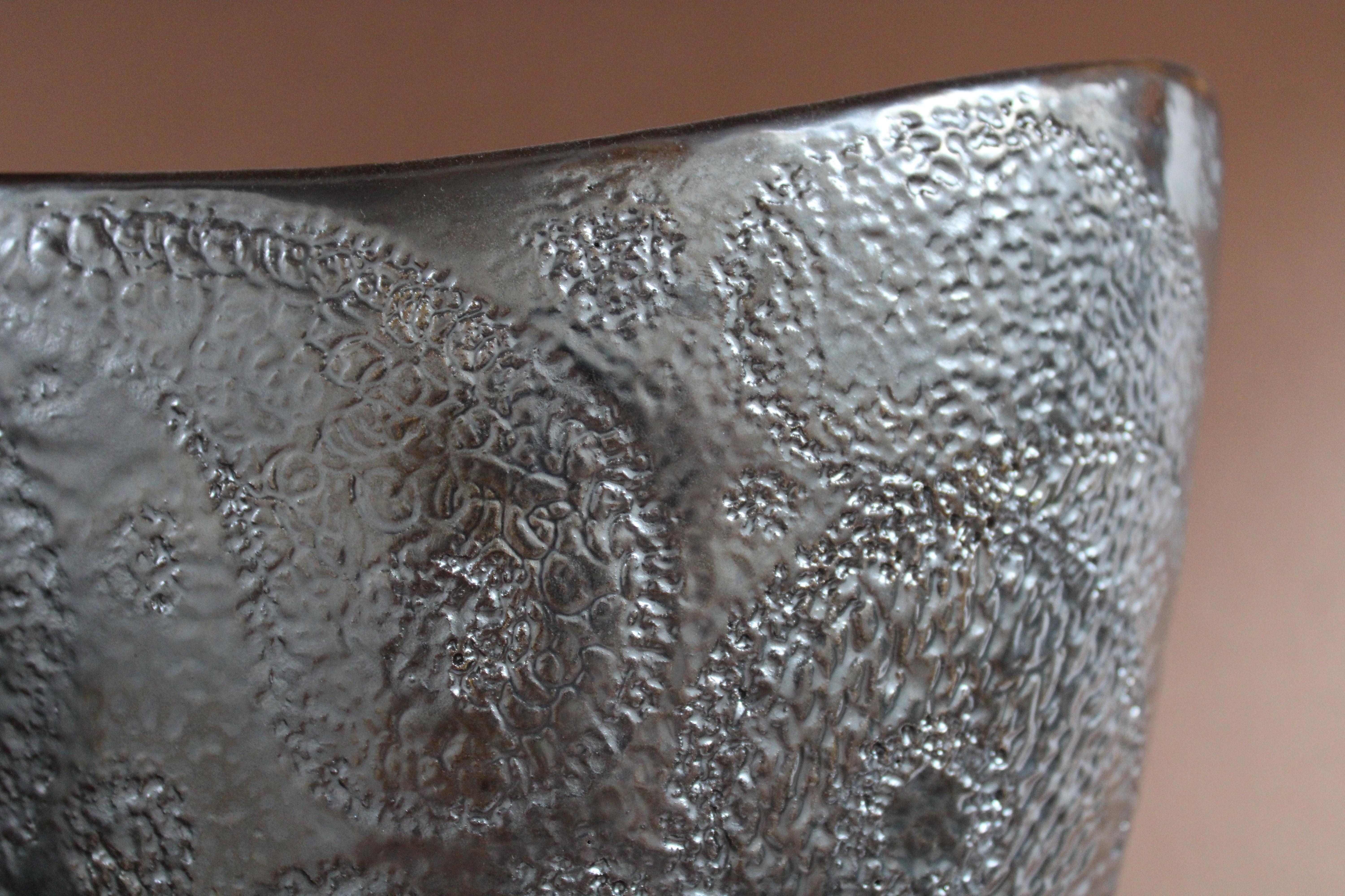 Vase à glaçure argentée 2017. la masse de la pierre, 19x23,5x15,5 cm en vente 4