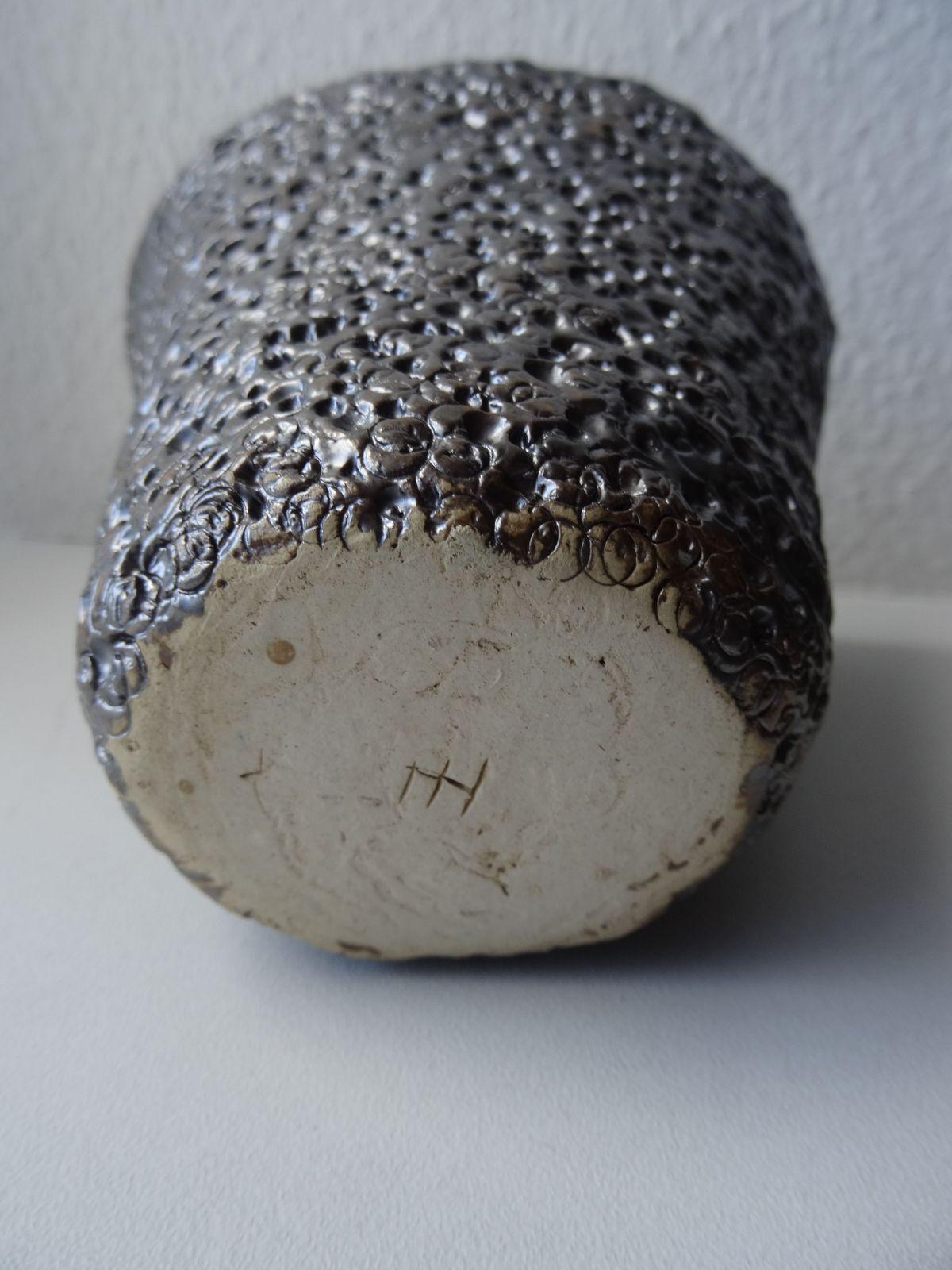 Vase 2017. Stone mass, 14x15.5x12 cm - Abstract Art by Elina Titane 