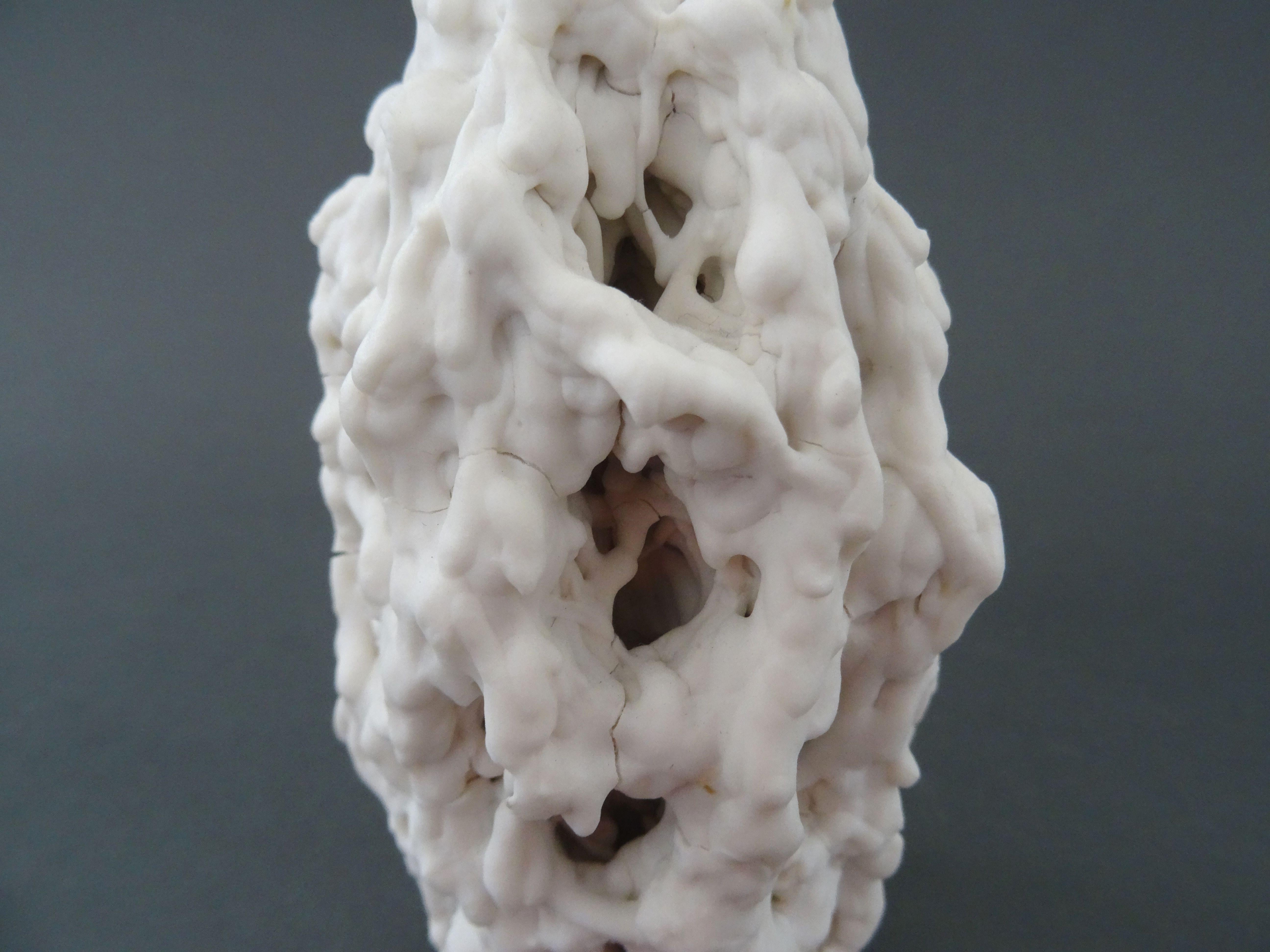 Gocce. Porcellana, H. 12, 5 cm - Sculpture Astratto di Elina Titane 