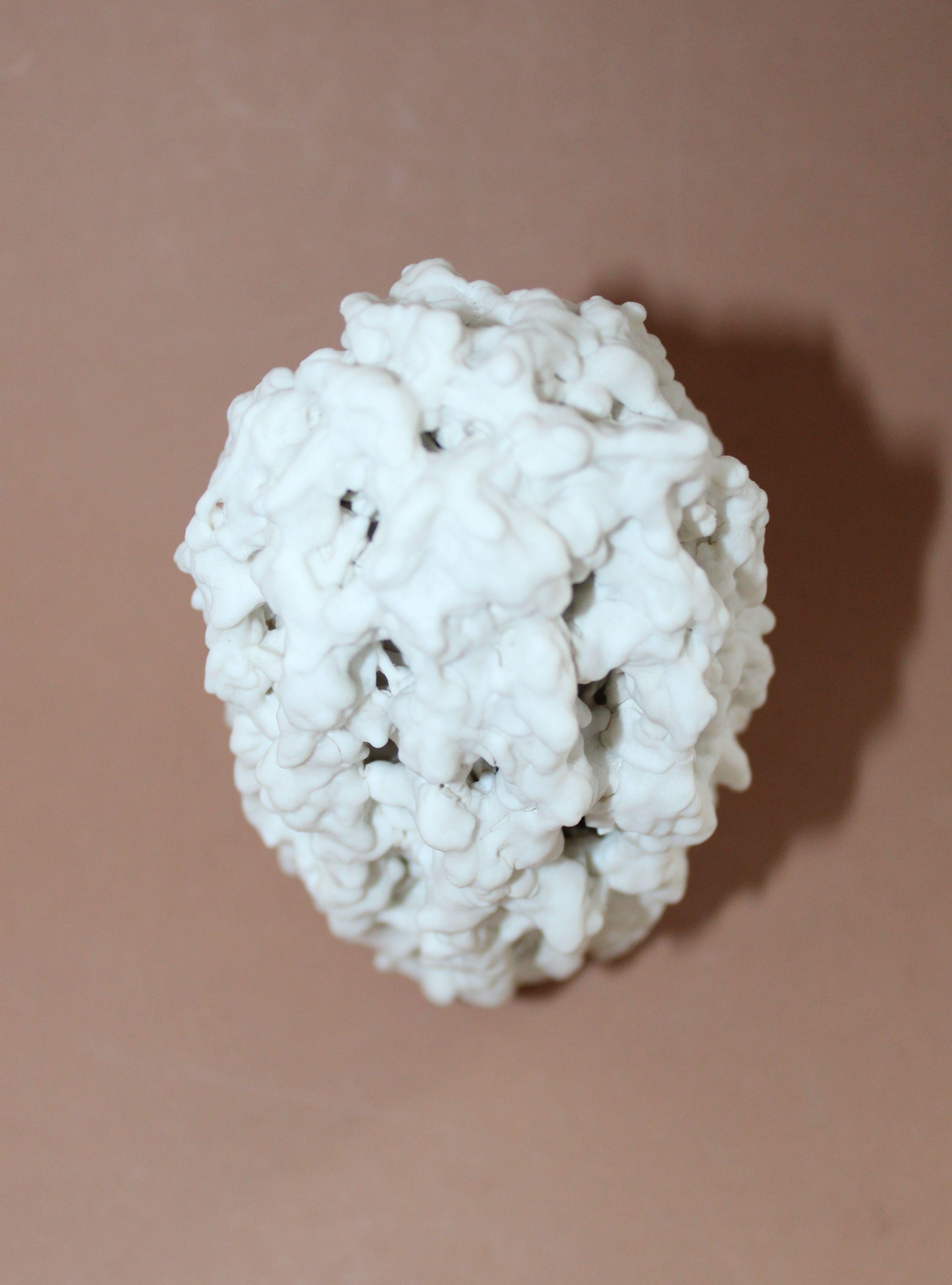 Gocce. Piccola scultura astratta in porcellana, H. H. 16 cm

Elina Titane rappresenta la generazione più giovane dell'arte ceramica moderna in Lettonia. Le opere in ceramica di Elina Titane, emotive e sensuali, accendono sempre l'immaginazione dello