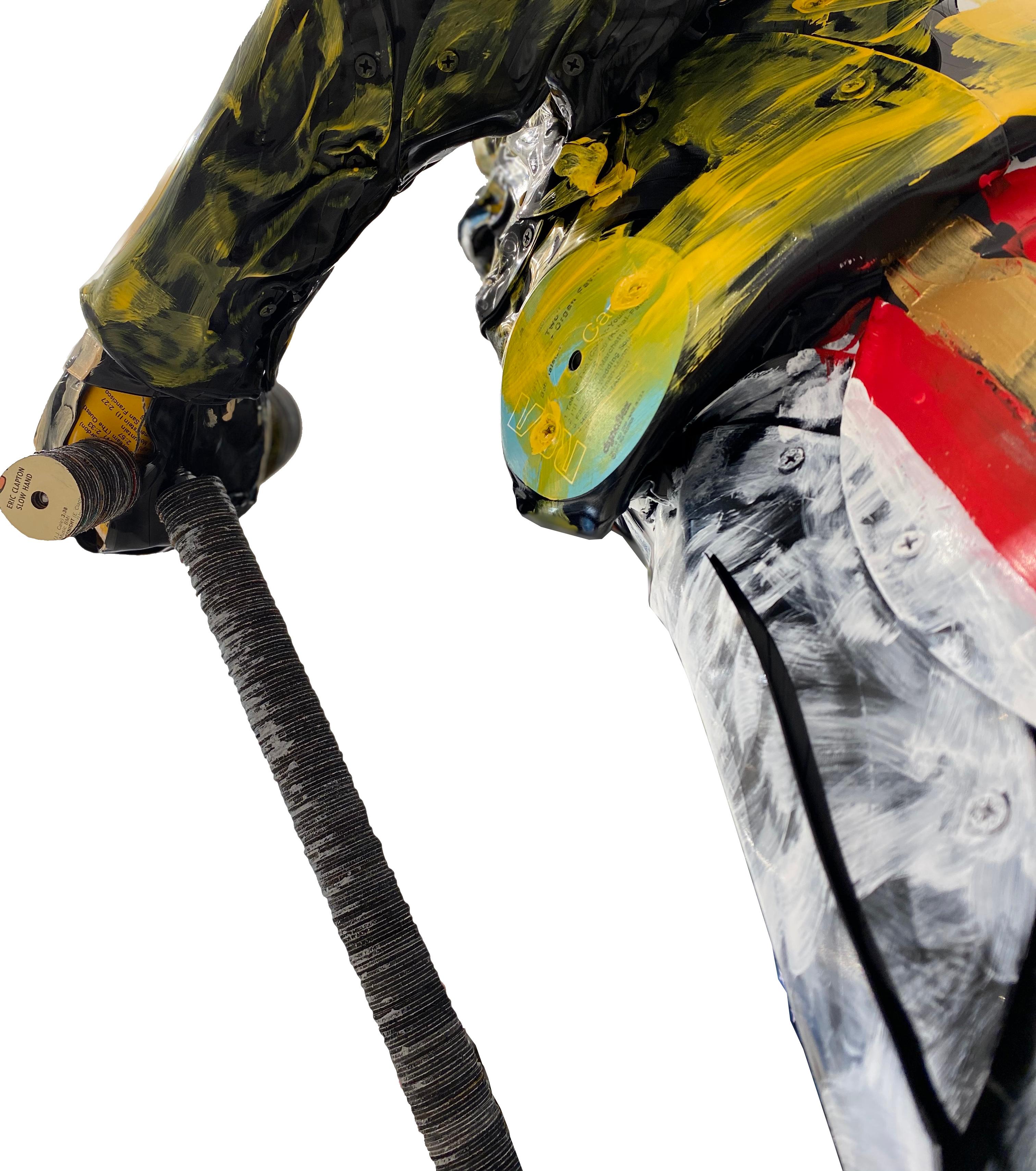 Freddie Mercury ist eine einzigartige Skulptur, die der belgische Künstler Georges Monfils aus Vinyl-Schallplatten geschaffen hat. 

Er verwandelt Materialien wie Schallplatten und Keyboardtasten in nachhaltige Konzepte und Kreationen, die seinen