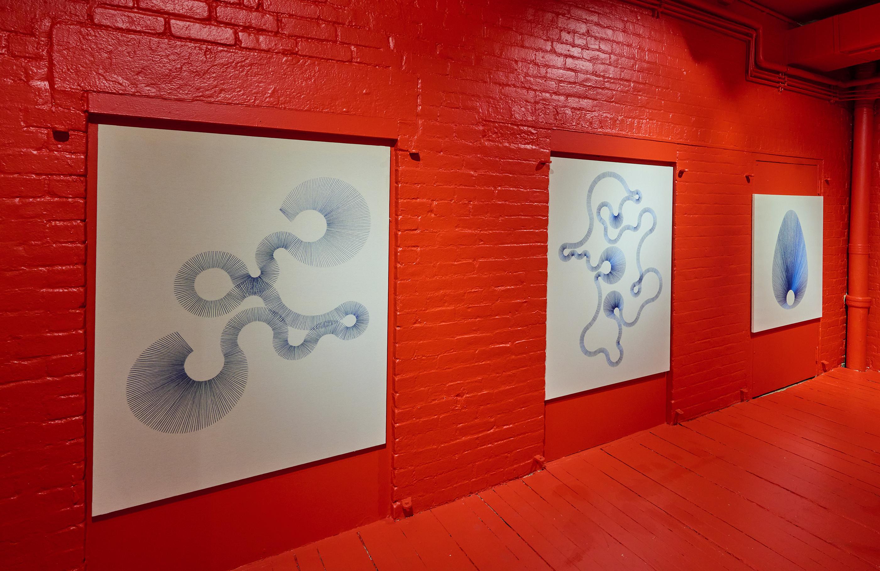 Untitled III Oscillations bestickte blaue Seide auf Leinwand von Belén Ordovás Lladó im Angebot 6