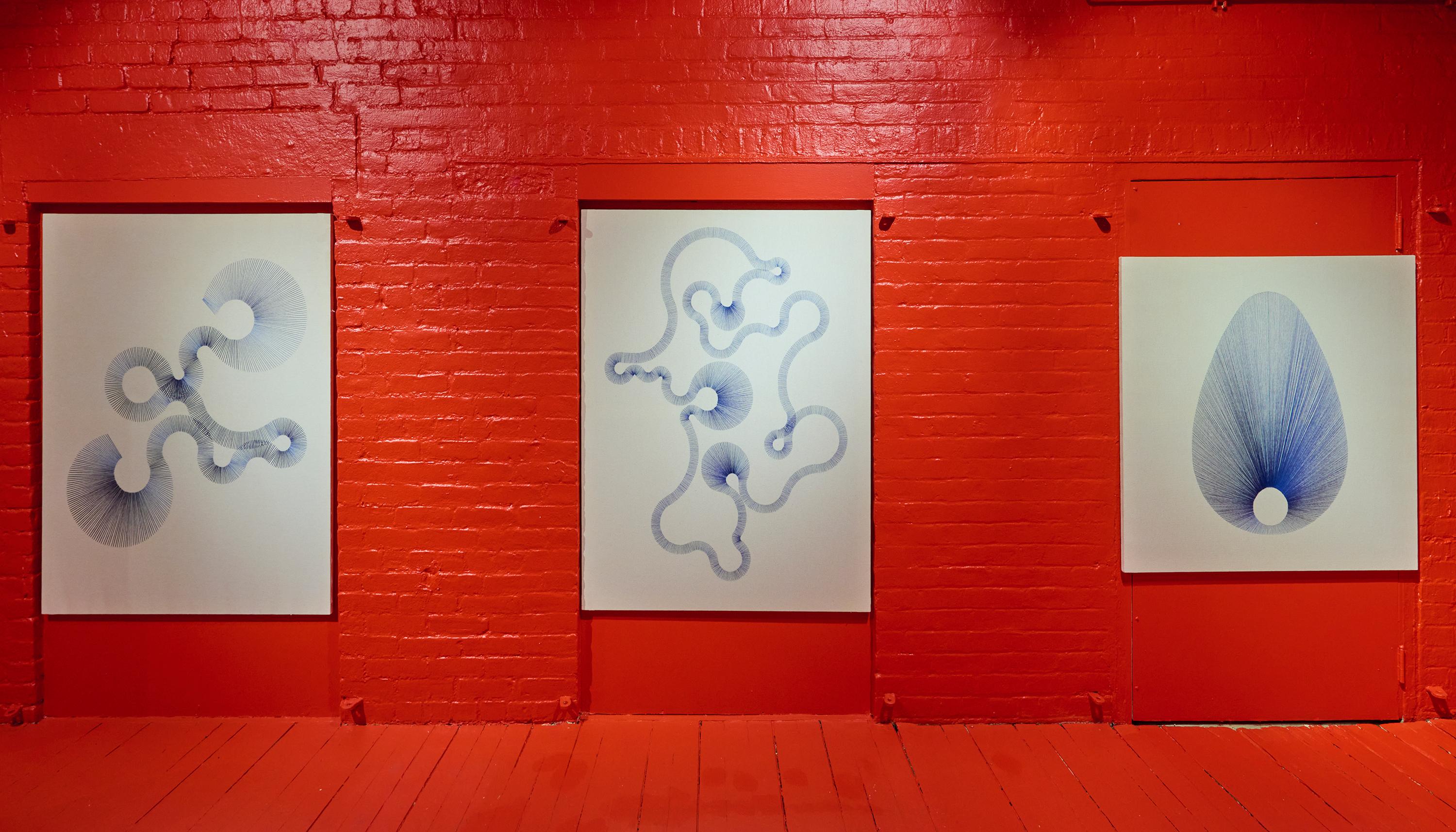 Untitled III Oscillations bestickte blaue Seide auf Leinwand von Belén Ordovás Lladó im Angebot 7