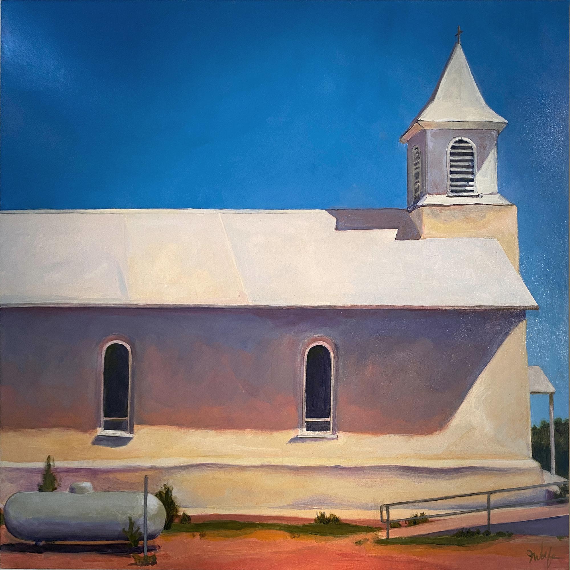 En este paisaje de Nuevo México de John Wolfe, "Iglesia, Dilla, Nuevo México", se ve una iglesia austera y primitiva con campanario desde su lateral con dos ventanas en arco, rampa para minusválidos y depósito de gas propano. La iglesia blanca