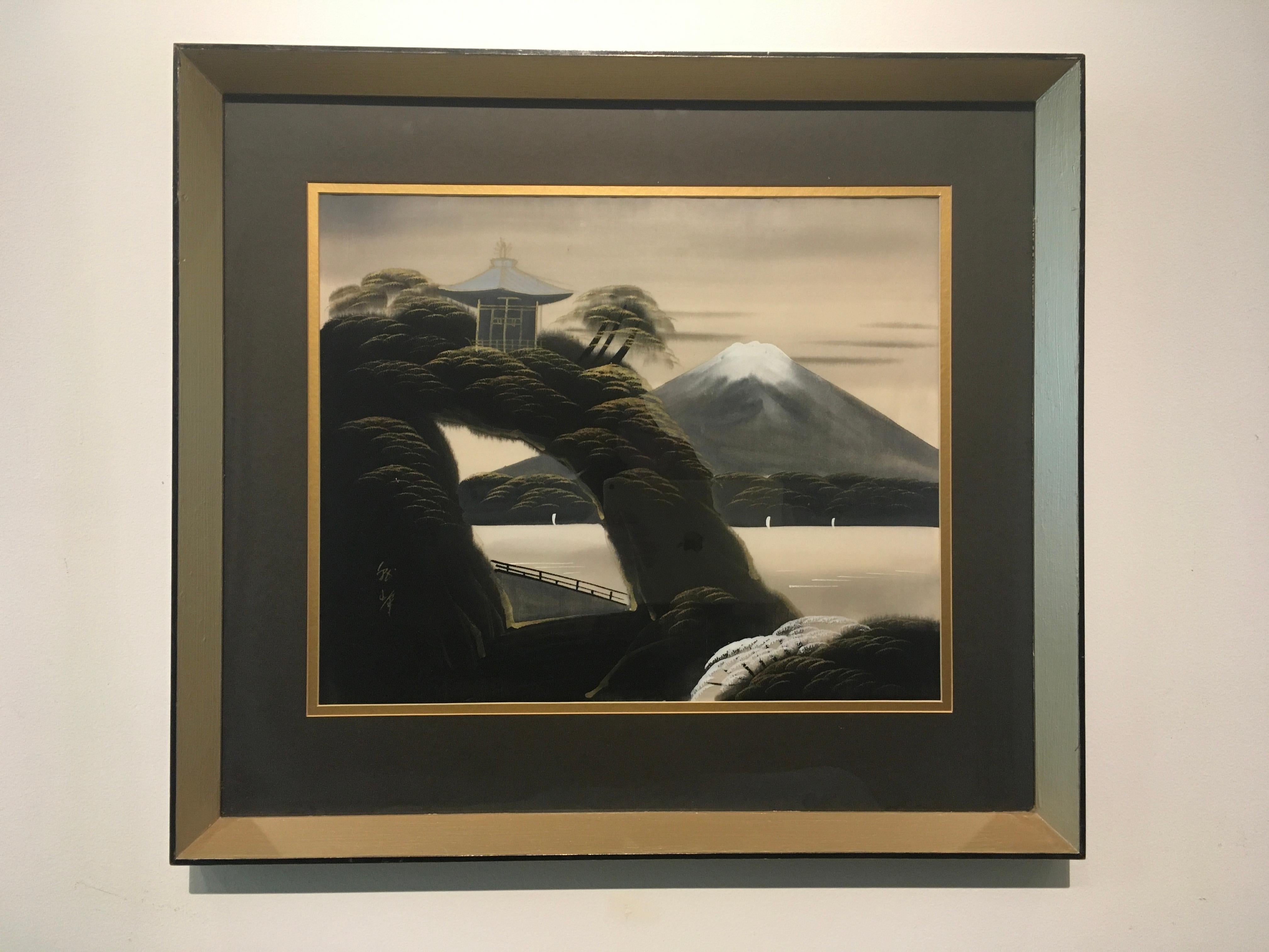 Dieses gerahmte 20" x 22,5" große japanische Aquarell zeigt eine Berg- und Seenlandschaft. Eingebettet in die dichten Bäume steht ein japanisches Haus mit goldenen Akzenten und einem stillen See im Hintergrund. Das Werk ist hinter Glas in einem