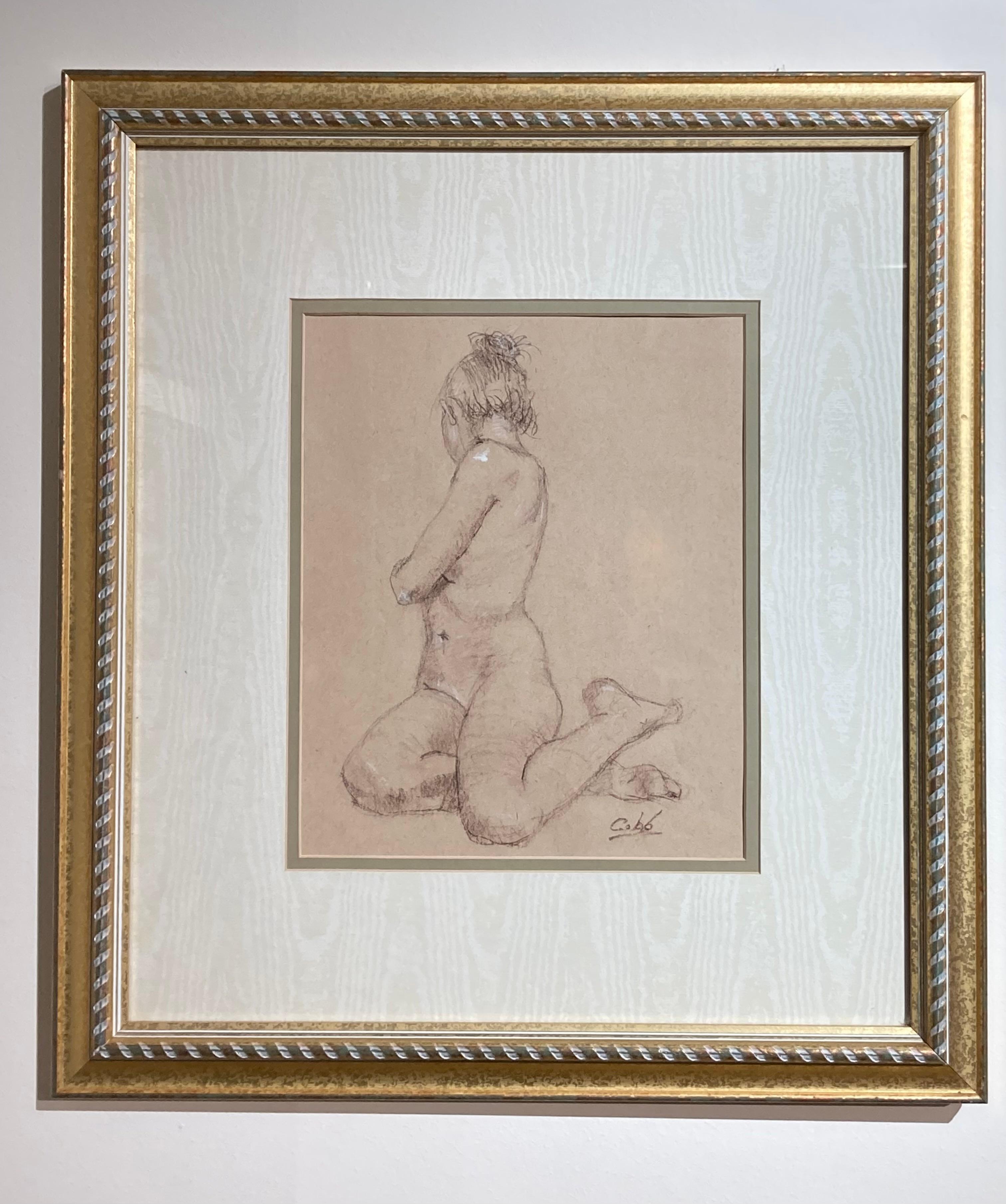Diese gerahmte 21" x 19" große Zeichnung des Künstlers James Cobb, "Erika in Gesture I", zeigt das weibliche Modell in sitzender Haltung. Das Modell sitzt mit angezogenen Beinen unter dem Unterkörper, die Taille ist nach hinten gedreht. Ihr