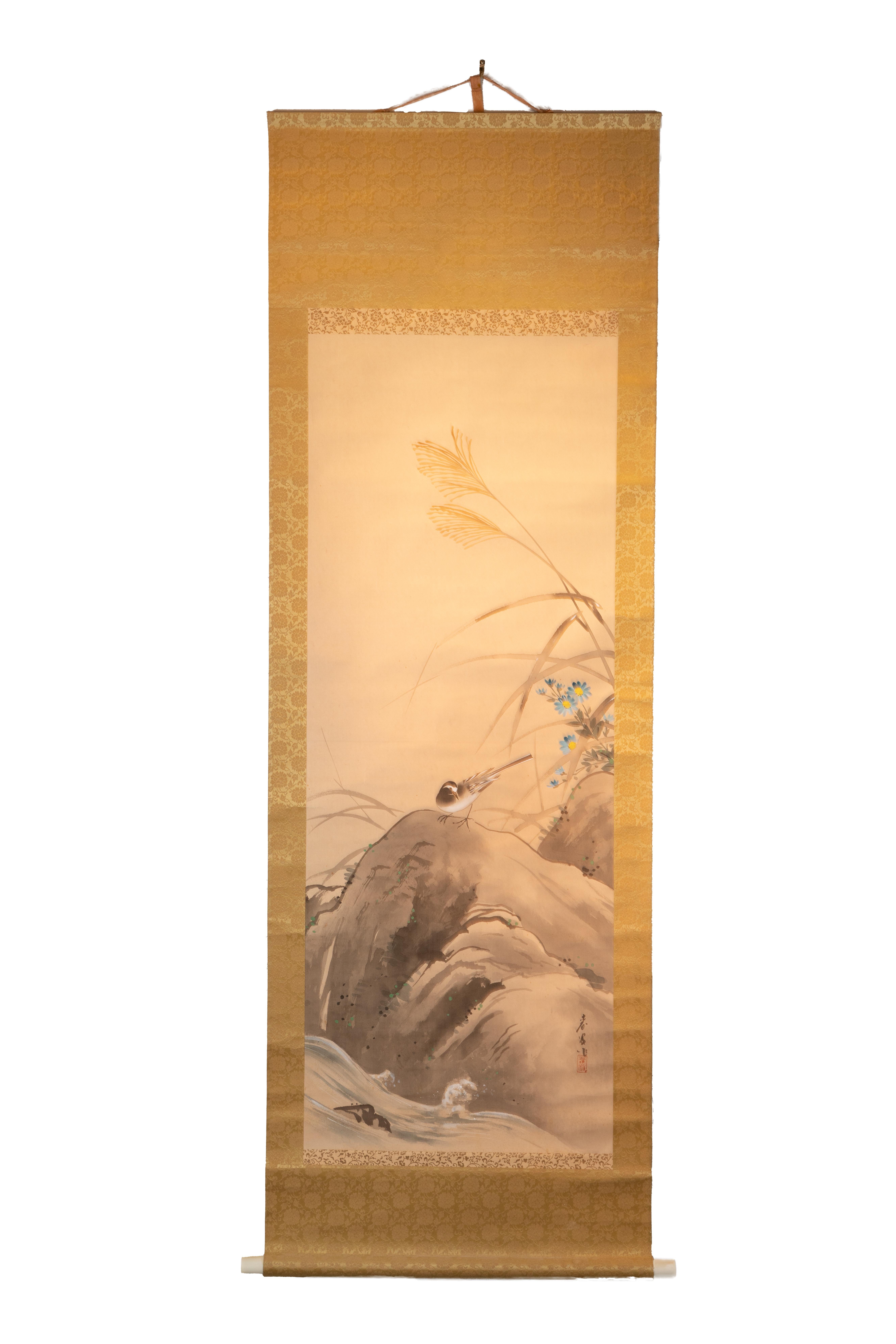 Ce rouleau antique chinois de 59" x 20" représente une scène simple et sereine d'un oiseau sur un rocher. L'oiseau se tient sur le rocher, qui est beaucoup plus grand que lui. Le corps de l'oiseau fait face au spectateur mais est légèrement tourné