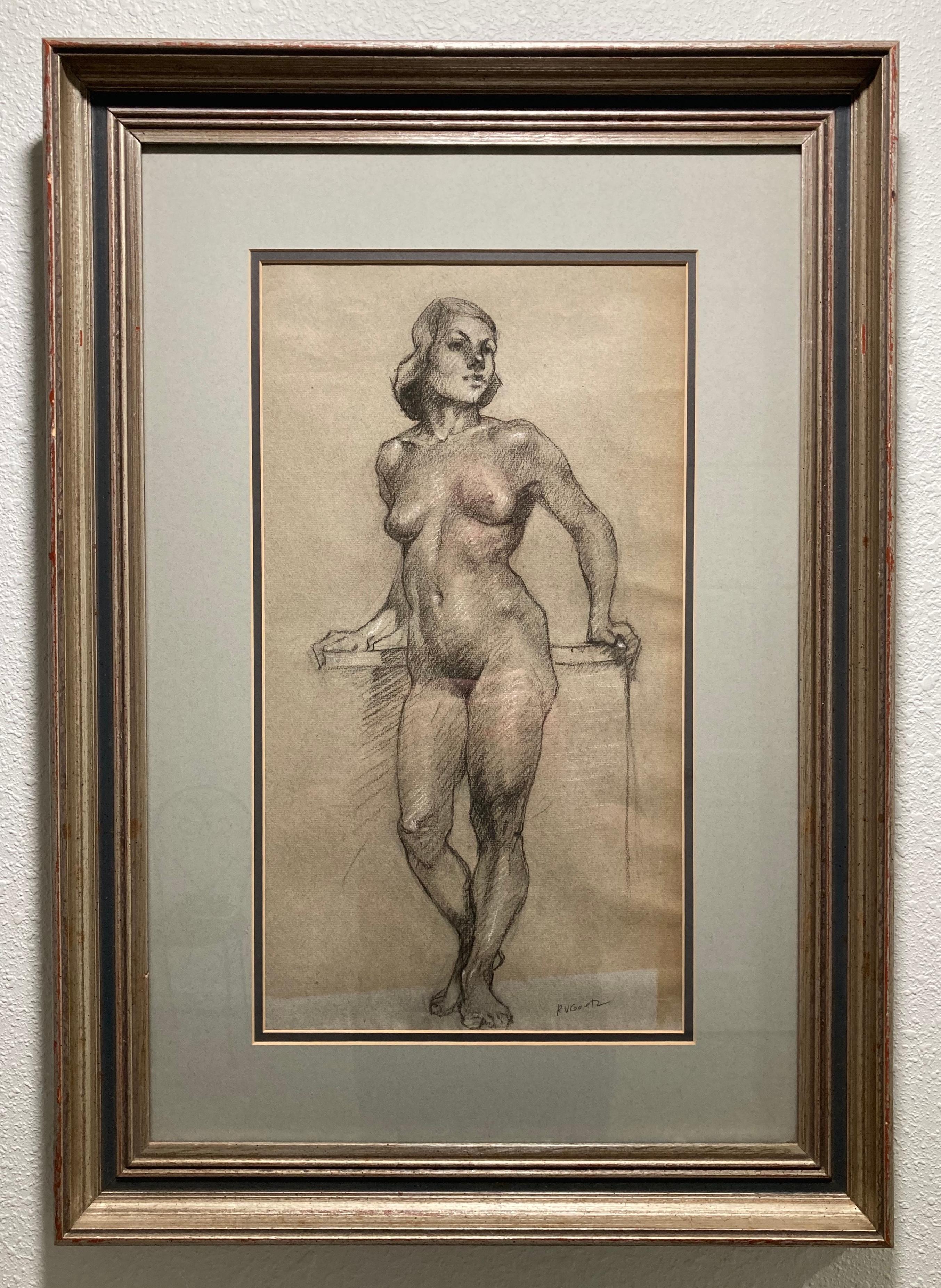 Ce dessin sur papier de Richard Vernon Goetz, datant du milieu du 20e siècle, représente un nu féminin debout, rendu par des hachures noires et grises au fusain et au crayon Conté.
Le poids de la figure très droite repose sur le pied gauche qui est