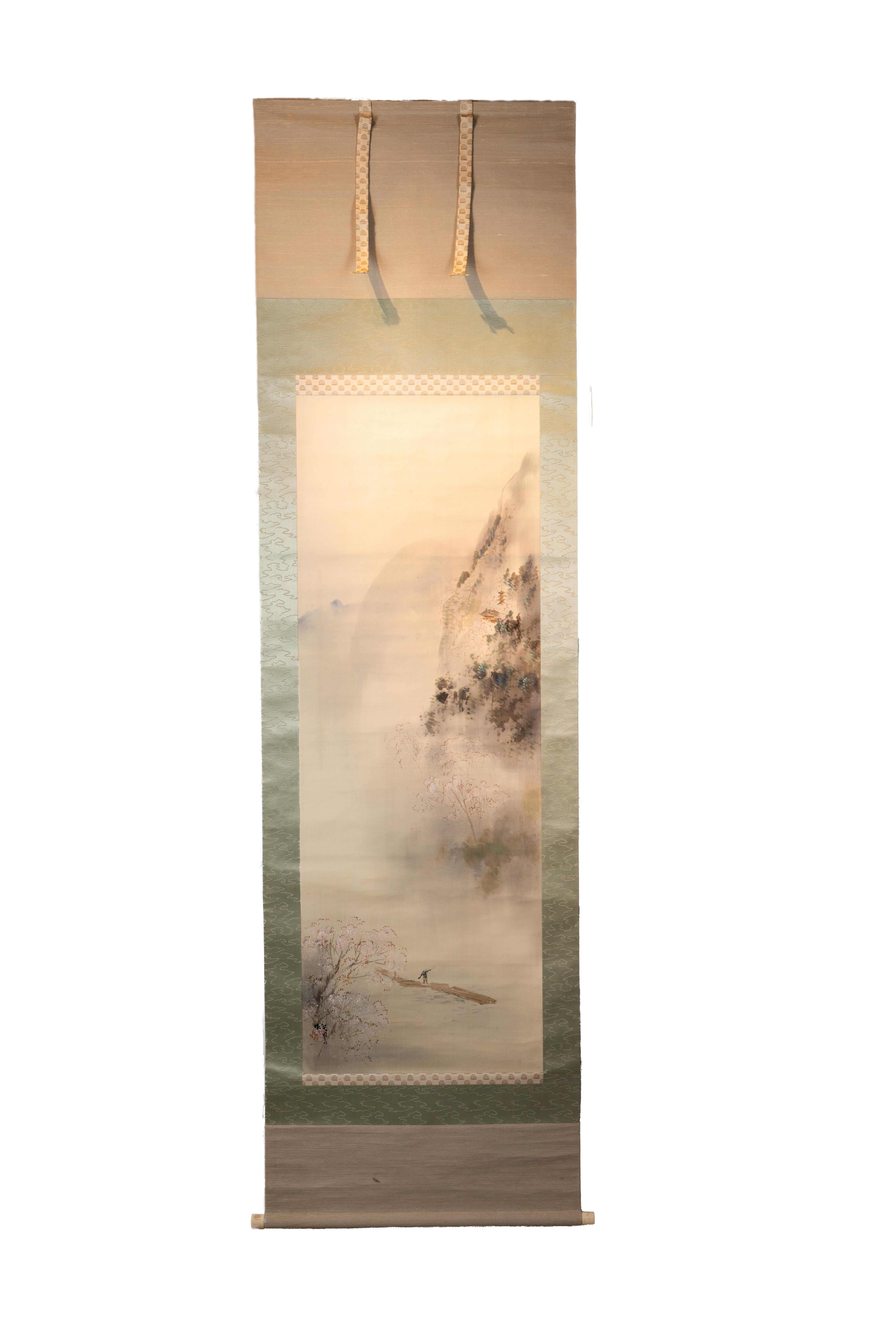 Diese 77" x 22" große antike japanische Schriftrolle zeigt eine ruhige und neblige Landschaftsmalerei auf Seide mit einer Figur in der unteren Hälfte der Komposition. Die Figur steht auf einem Floß oder einer Brücke über einem Gewässer und hält ein