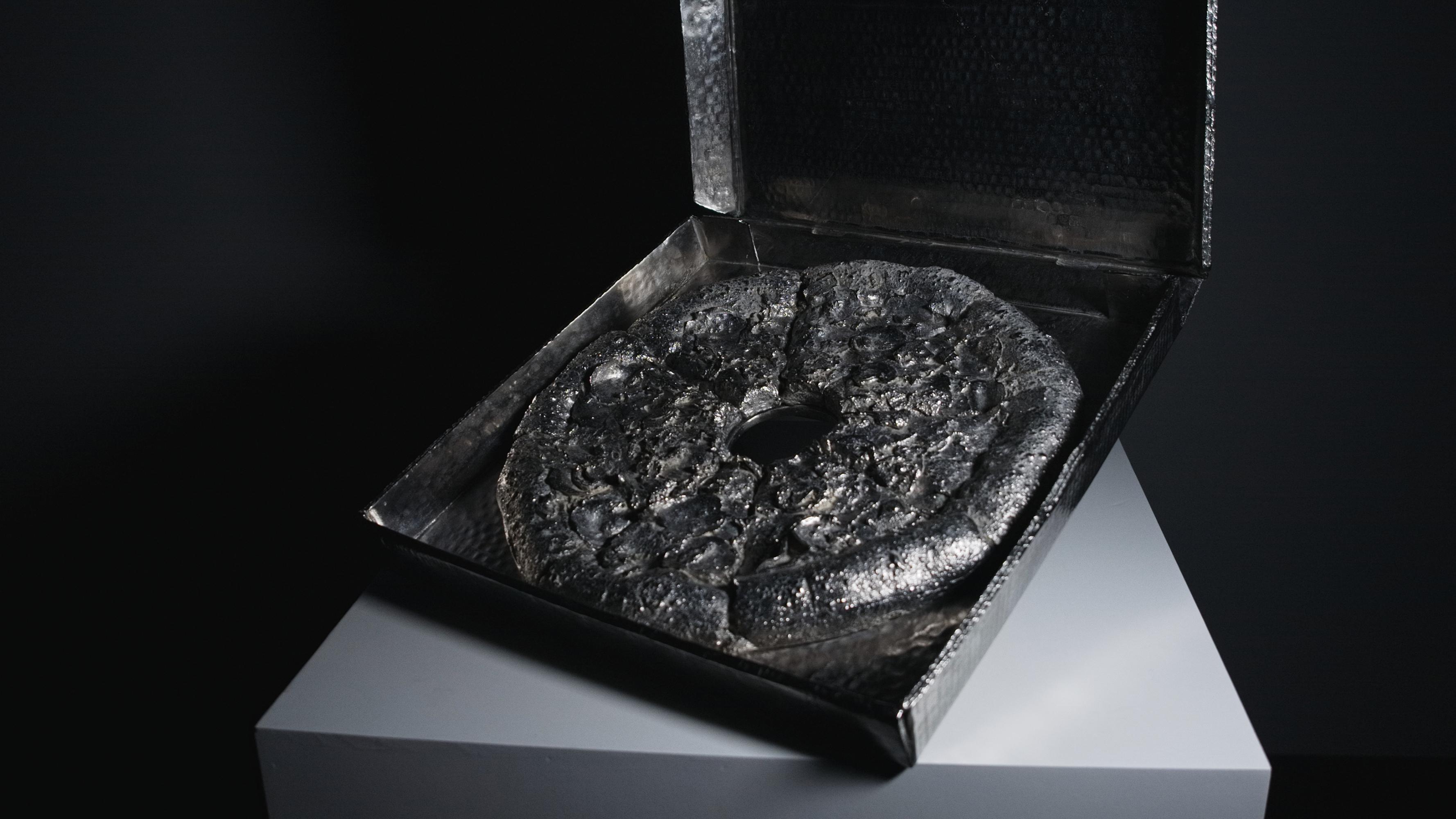 Escultura de acero al cromo 'Gran pizza de salchichas' UAP Polich Fundición Tallix de XVALA en venta 8