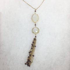 Halskette mit Quaste aus Regenbogen-Mondstein und lavendelfarbenem Chalcedon