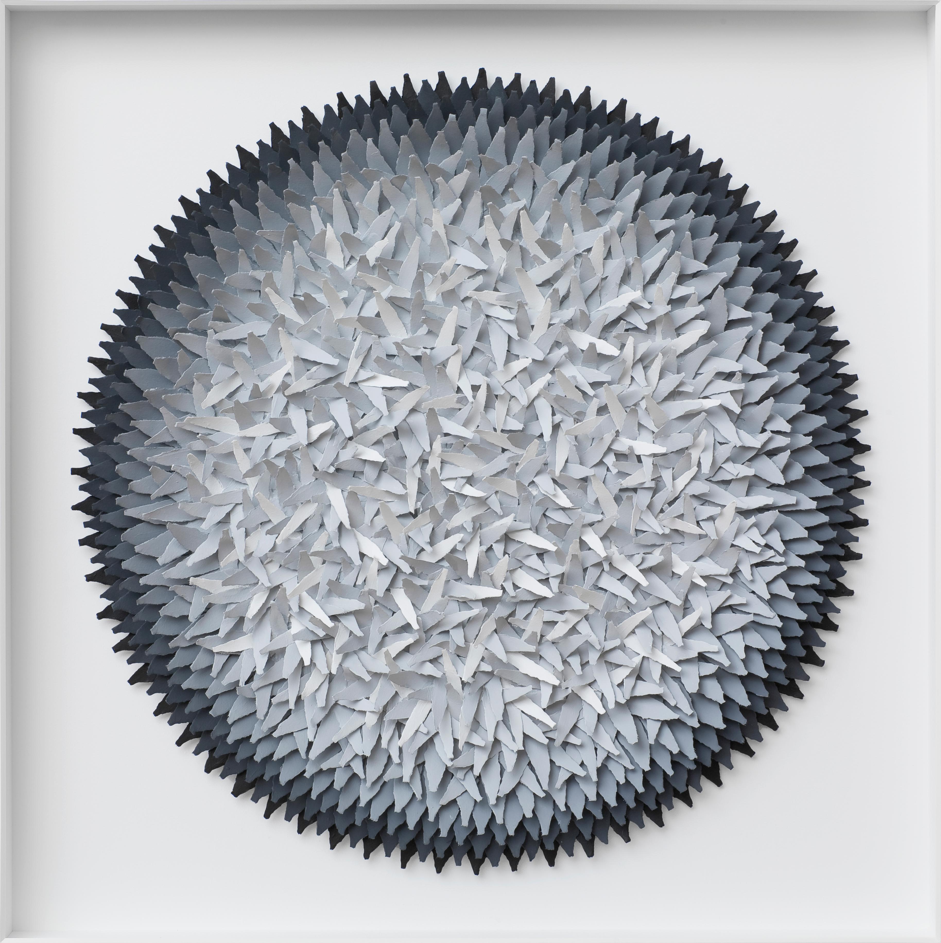 Assemblage Grauer Gradient – abstraktes zeitgenössisches dreidimensionales Kunstwerk  – Mixed Media Art von Volker Kuhn