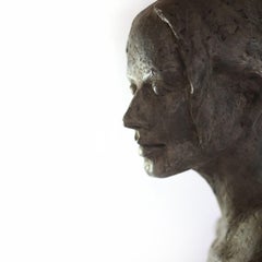 Freschezza estiva (Sommerkälte) scultura in bronzo contemporanea a grandezza naturale di una donna