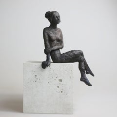 Jeune fille assise XI - sculpture contemporaine en bronze, femme nue sur bloc de bois