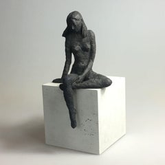 Jeune fille assise XIII - sculpture contemporaine en bronze, femme nue sur bloc de bois