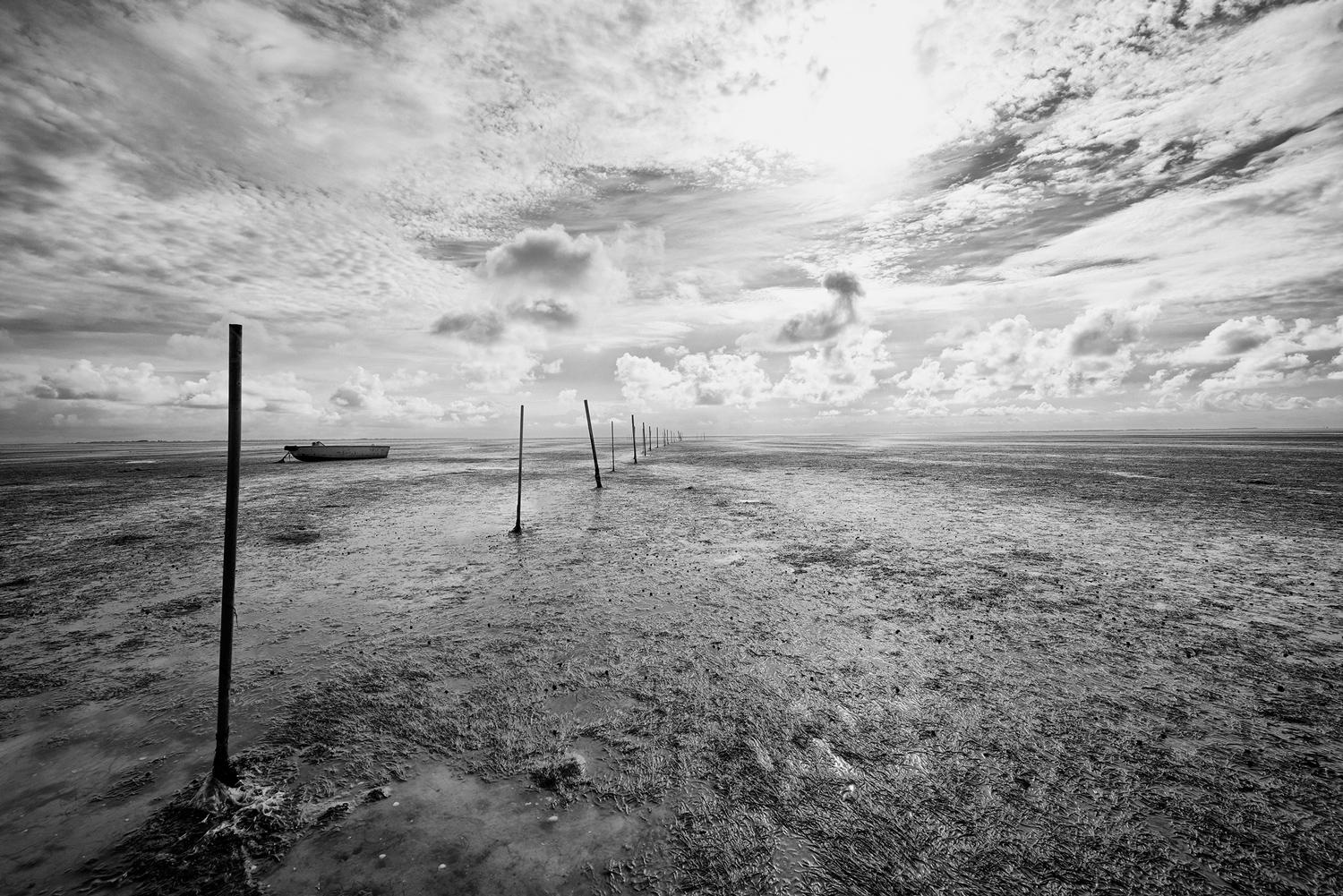 Watty Horizon - contemporary black & white landscape photograph with ocean