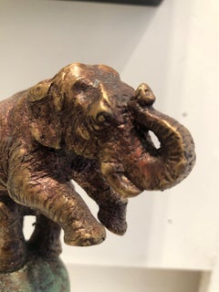 Éléphant sur boule Sculpture d'animaux figuratifs en bronze représentant une scène de cirque par Rolf Knie