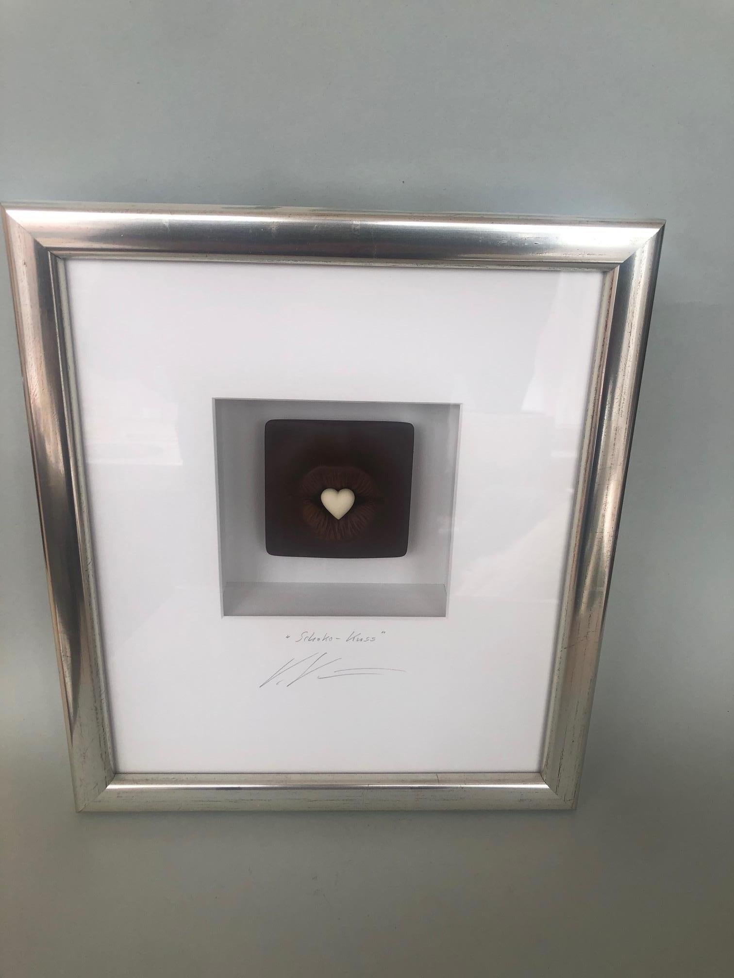 Chocolate Kiss - contemporary art in boxes artwork by Volker Kuhn, minimalist  For Sale 2