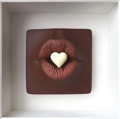 Chocolate Kiss - zeitgenössische Kunst in Schachteln Kunstwerk von Volker Kuhn, minimalistisch 