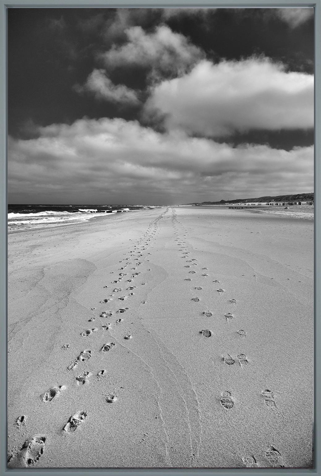 Impronte II - fotografia contemporanea di paesaggi in bianco e nero con l'oceano