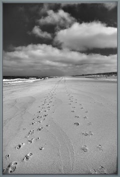 Footprints II - photographie contemporaine de paysages en noir et blanc avec l'océan