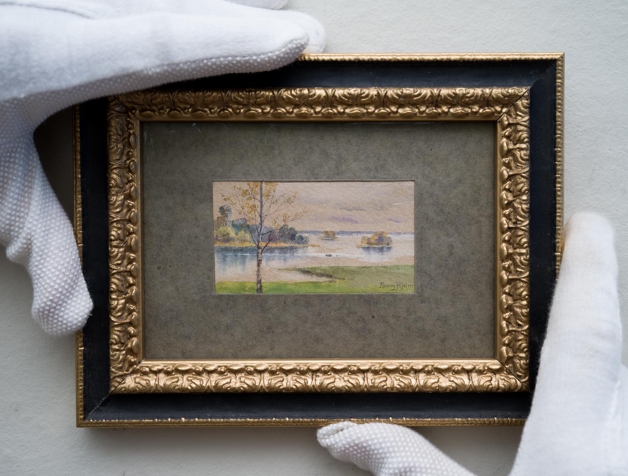 Esta encantadora acuarela, de apenas 4,5 x 8 cm, ofrece una visión de la belleza de un sereno paisaje otoñal con vistas al lago Möckeln, situado entre los municipios de Degerfors y Karlskoga, en la provincia de Värmland, Suecia.

En esta pintoresca