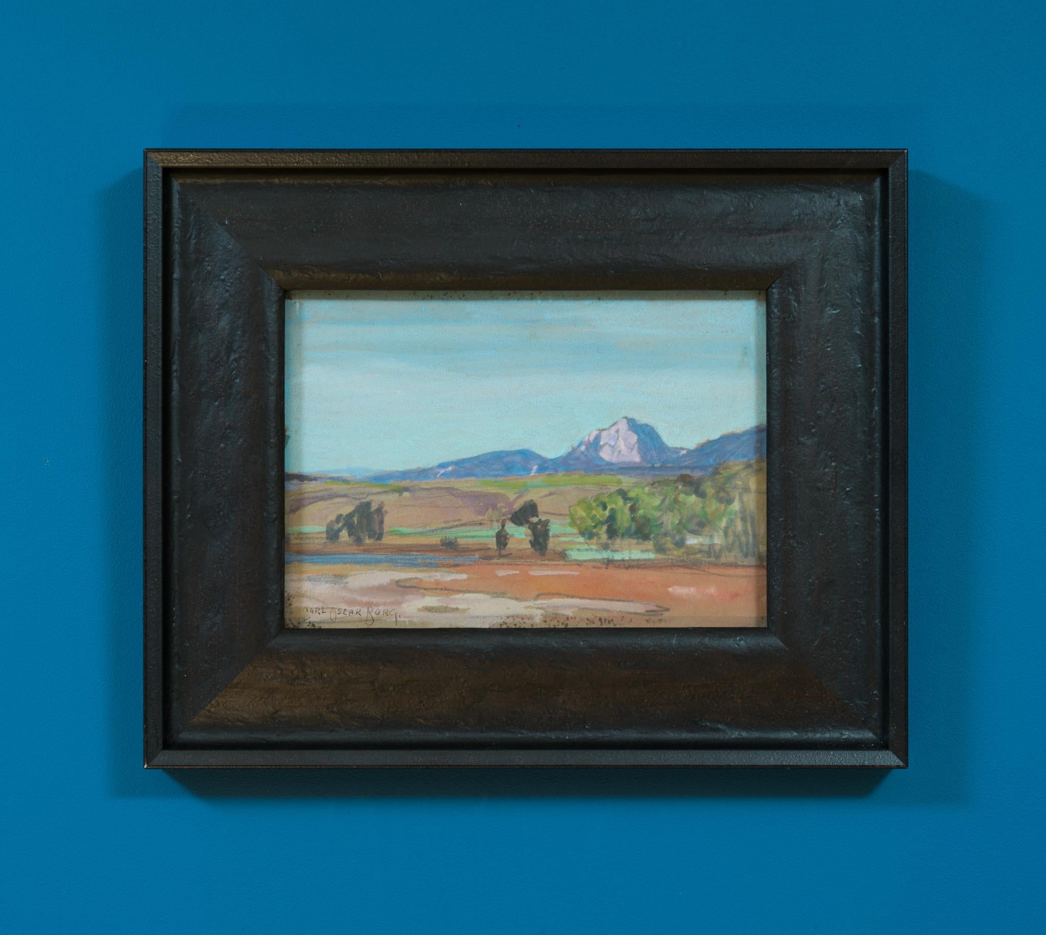 Dans cette étude de paysage lumineuse, Carl Oscar Borg capture la beauté sereine du haut désert du Nouveau-Mexique, probablement en regardant vers le mont Taylor, un pic sacré qui s'élève au-dessus des mesas et des plaines environnantes, à l'ouest