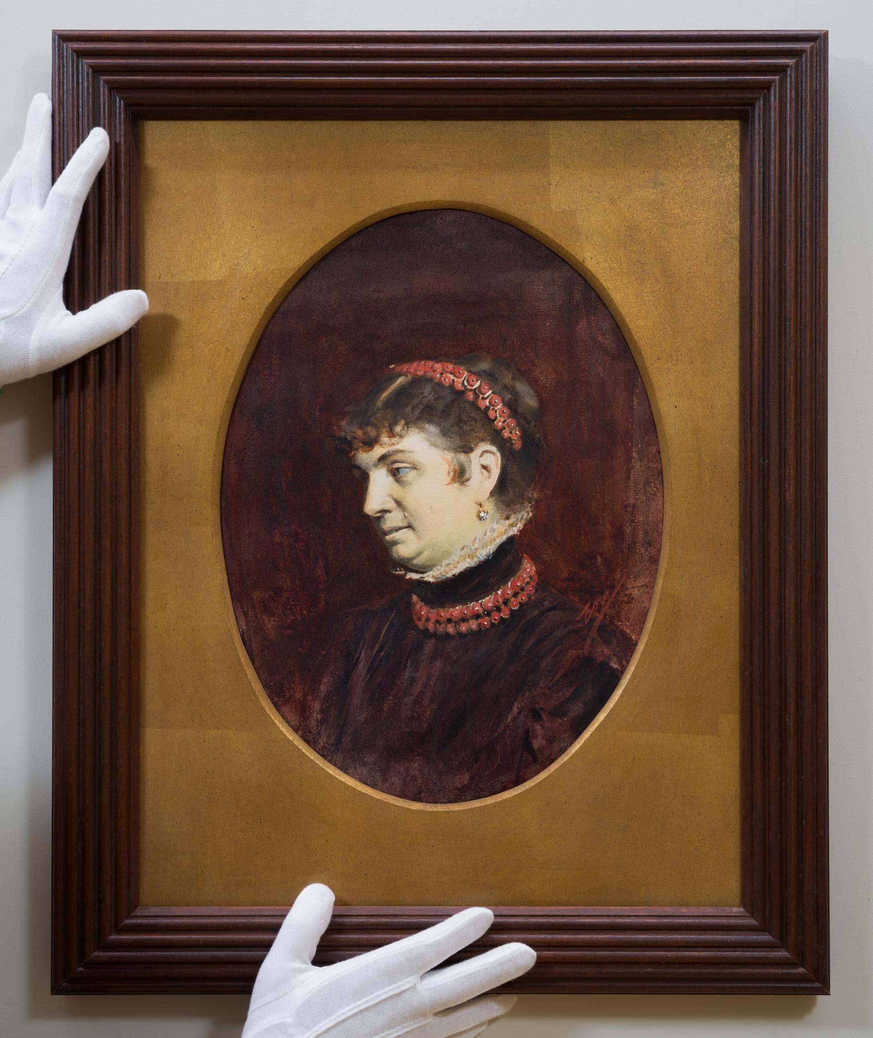 Cette aquarelle précoce d'Anders Zorn représente Mme Veronica Heiss (née Reiner, 1841-1927) dans une composition ovale en buste. Zorn représente la modèle vêtue d'un chemisier rouge garance vif et parée d'un collier en corail et d'un ornement de