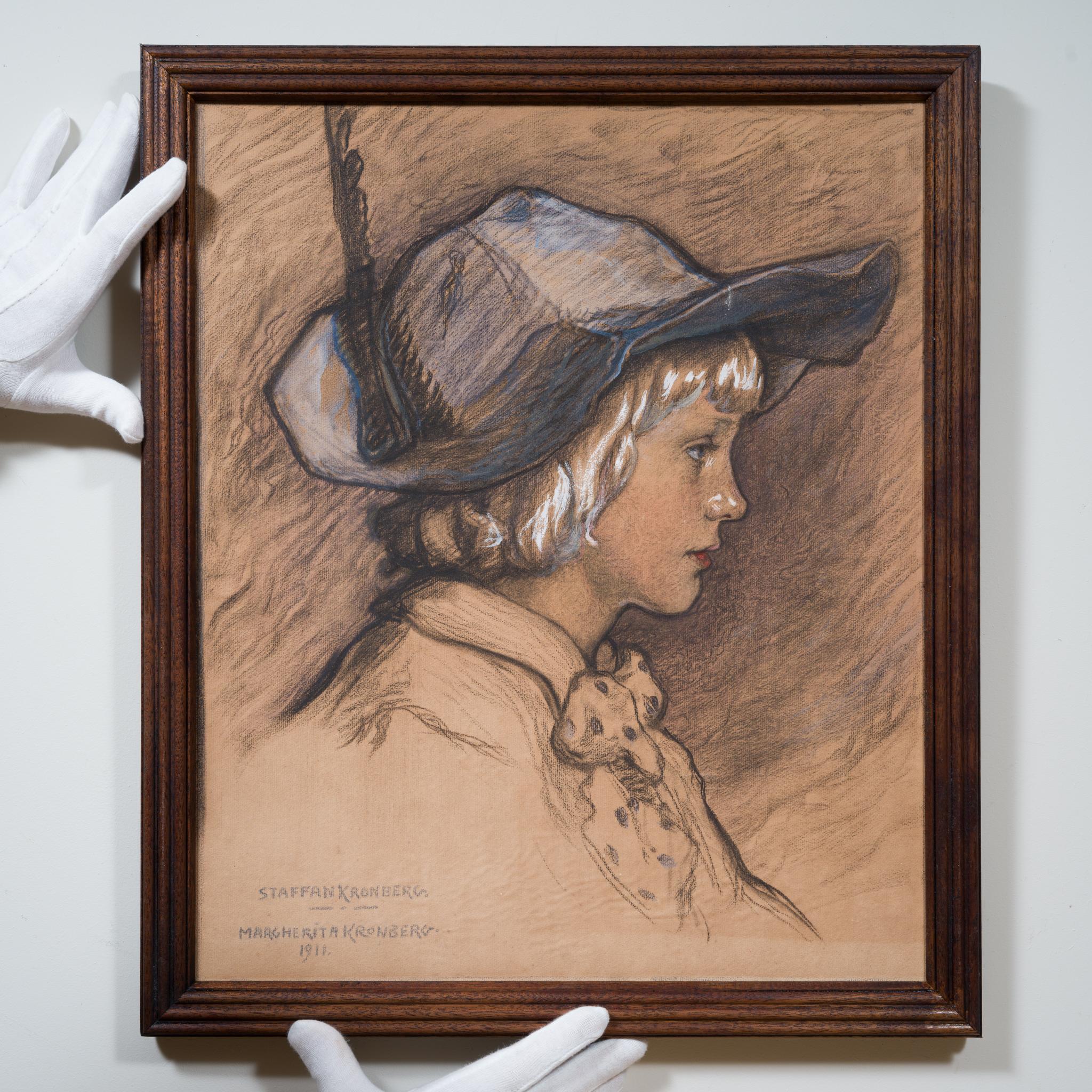 Diese frühe Zeichnung entstand 1911, nur drei Jahre nachdem Margherita Kronberg ihr Studium an der Königlichen Akademie der Schönen Künste abgeschlossen hatte. Sie zeigt den jüngeren Bruder der Künstlerin, Staffan, in der aufwendigen Kleidung eines
