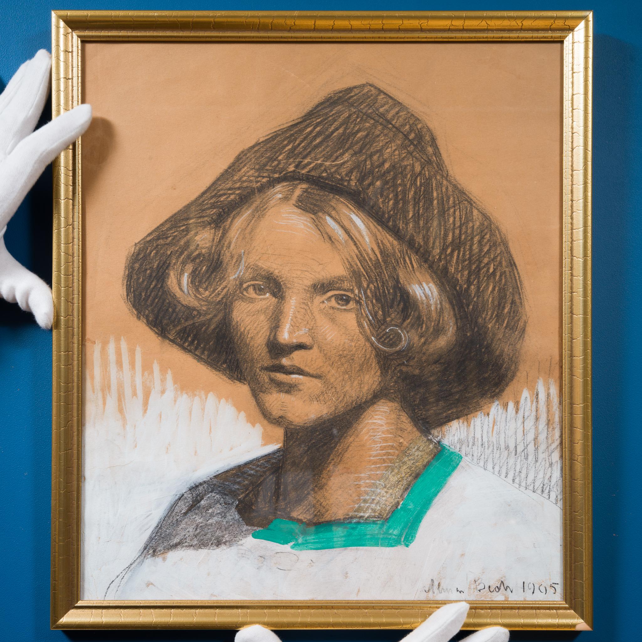 Questo primo ritratto di Almar Bech mette in mostra la maestria dell'artista con il carboncino e la gouache su carta. L'artista utilizza il carboncino per creare contorni forti e ombreggiature morbide, conferendo all'immagine profondità e contrasto.