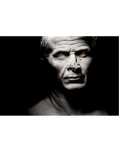 Giulio Cesar encadré en bois laqué noir par Olivier Roller