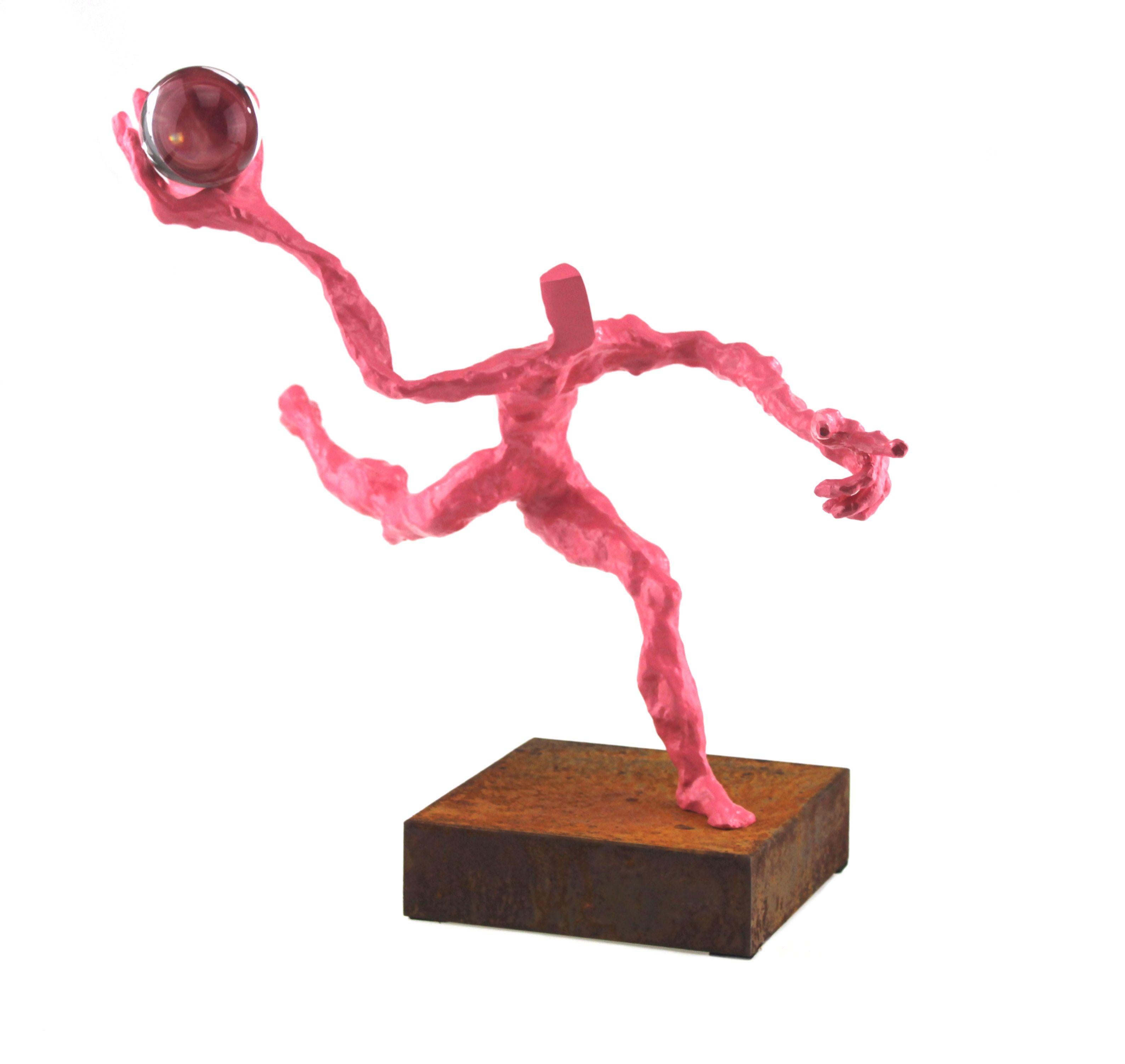 Künstler: Tomasz Koclęga 
Name: Pila Ex Odio
Jahr der Gründung: 2020
Technik: lackierte Bronze, Glas
Abmaße: (H) 42 x (B) 36 x (T) 55 cm
Auflage: 6
Sockel: Cortenstahl 18 x 18 x 5 cm

Tomasz Koclęga.
geboren 1968.

Abschluss der Akademie der Schönen