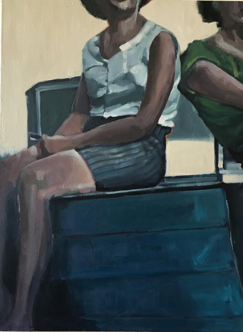 Woman With Boat" de Beth Dacey est une peinture à l'huile sur toile de 40x30 représentant une femme vêtue d'un chemisier de couleur claire et d'un bas à rayures plus foncées, assise sur un bateau bleu.  Ses jambes pendent sur le côté du bateau et