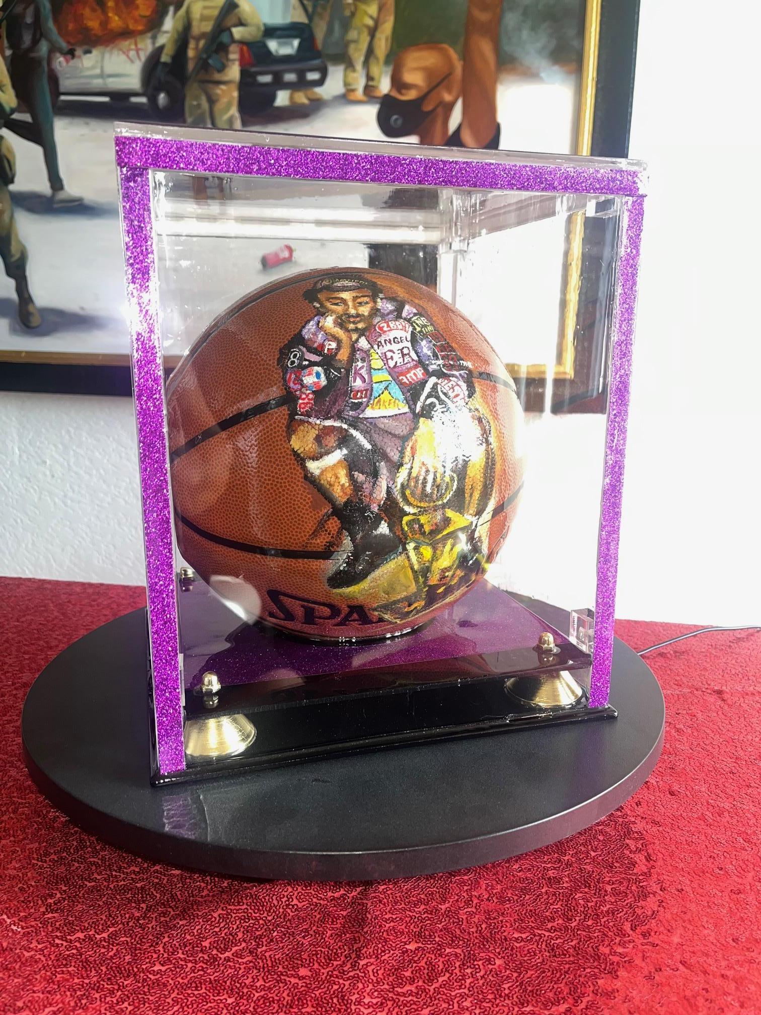 Kobe Bryant Super BasketBall (Einzigartige Erinnerungsstücke mit Turning-Tisch)  – Art von Mauro Oliveira