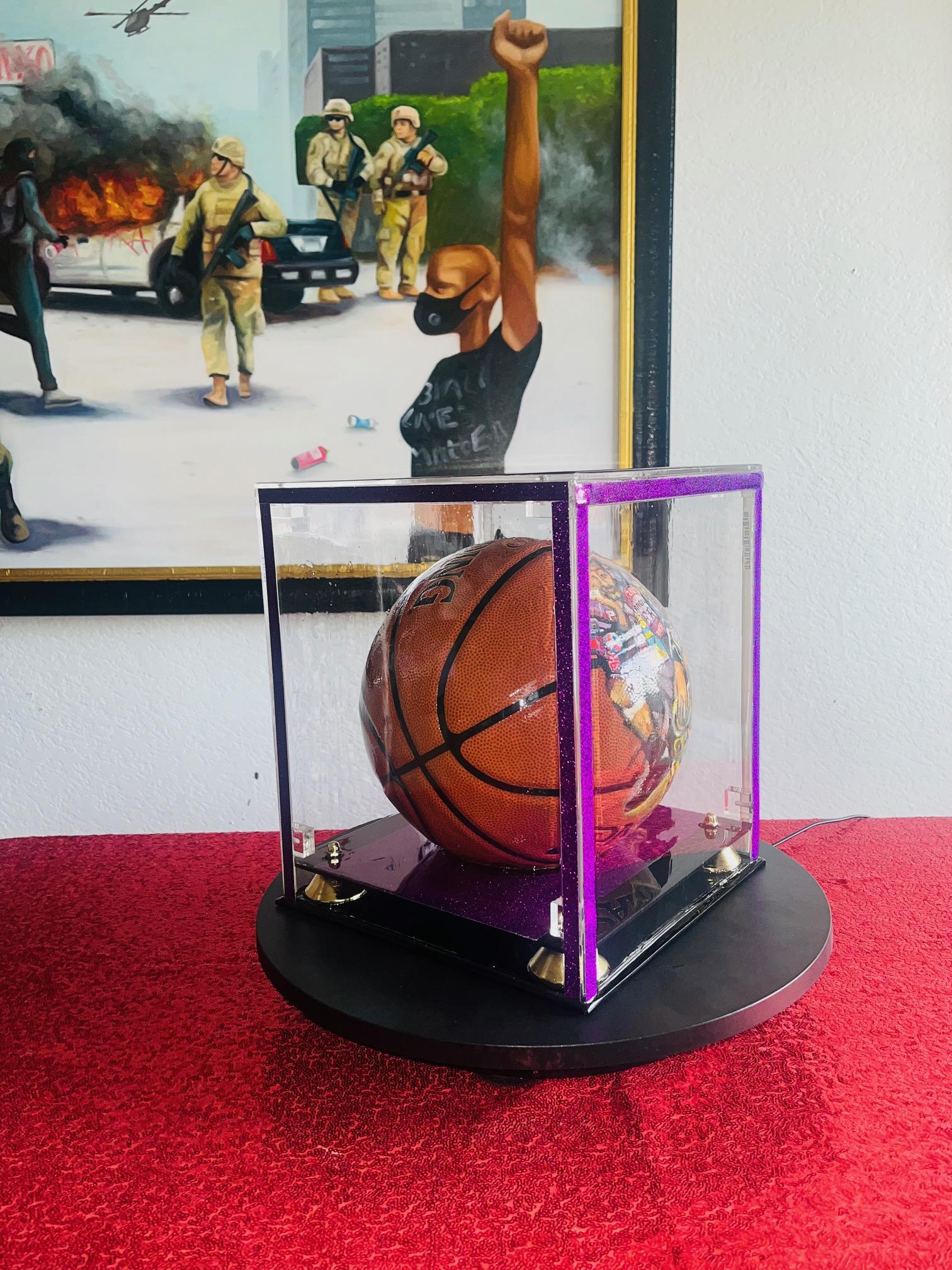 Kobe Bryant Super BasketBall (Einzigartige Erinnerungsstücke mit Turning-Tisch)  im Angebot 1
