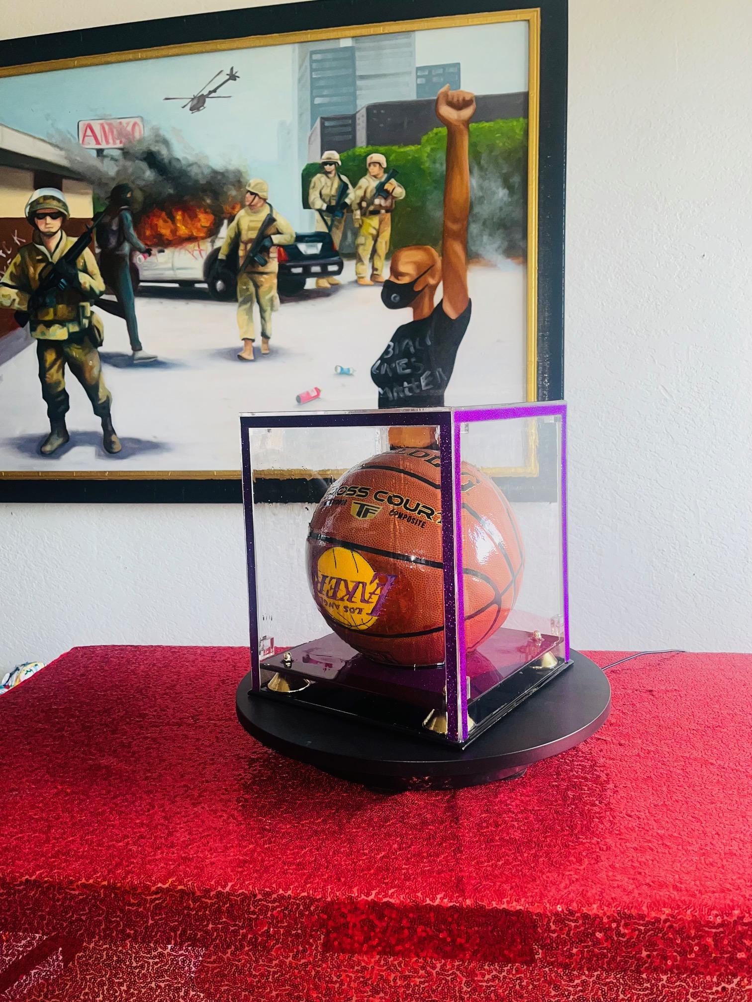 Kobe Bryant Super BasketBall (Einzigartige Erinnerungsstücke mit Turning-Tisch)  im Angebot 2