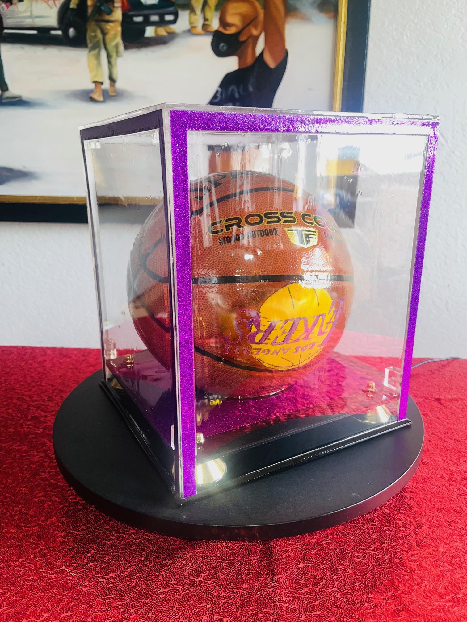 Kobe Bryant Super BasketBall (Einzigartige Erinnerungsstücke mit Turning-Tisch)  im Angebot 3