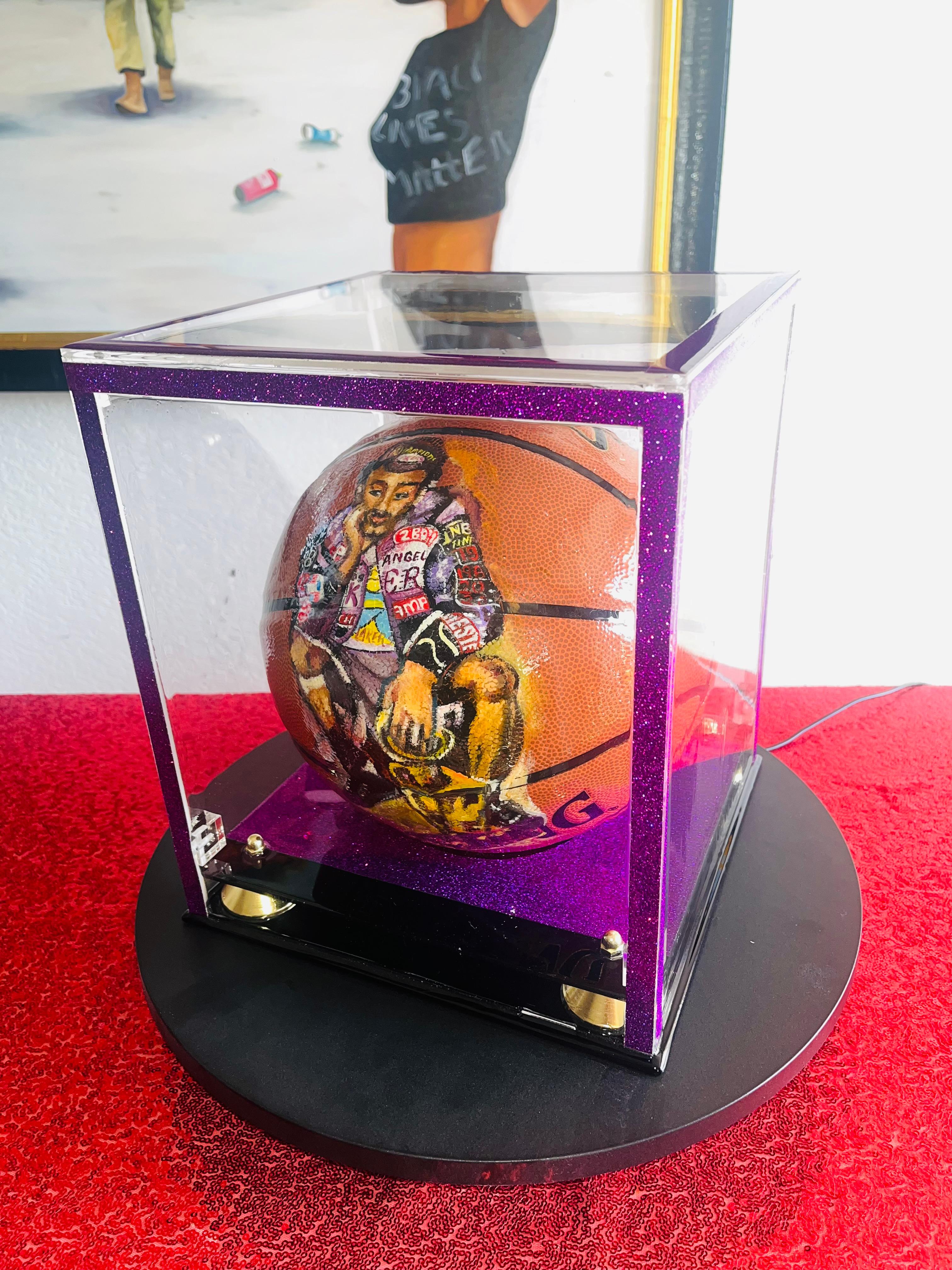 Kobe Bryant Super BasketBall (Einzigartige Erinnerungsstücke mit Turning-Tisch)  im Angebot 5
