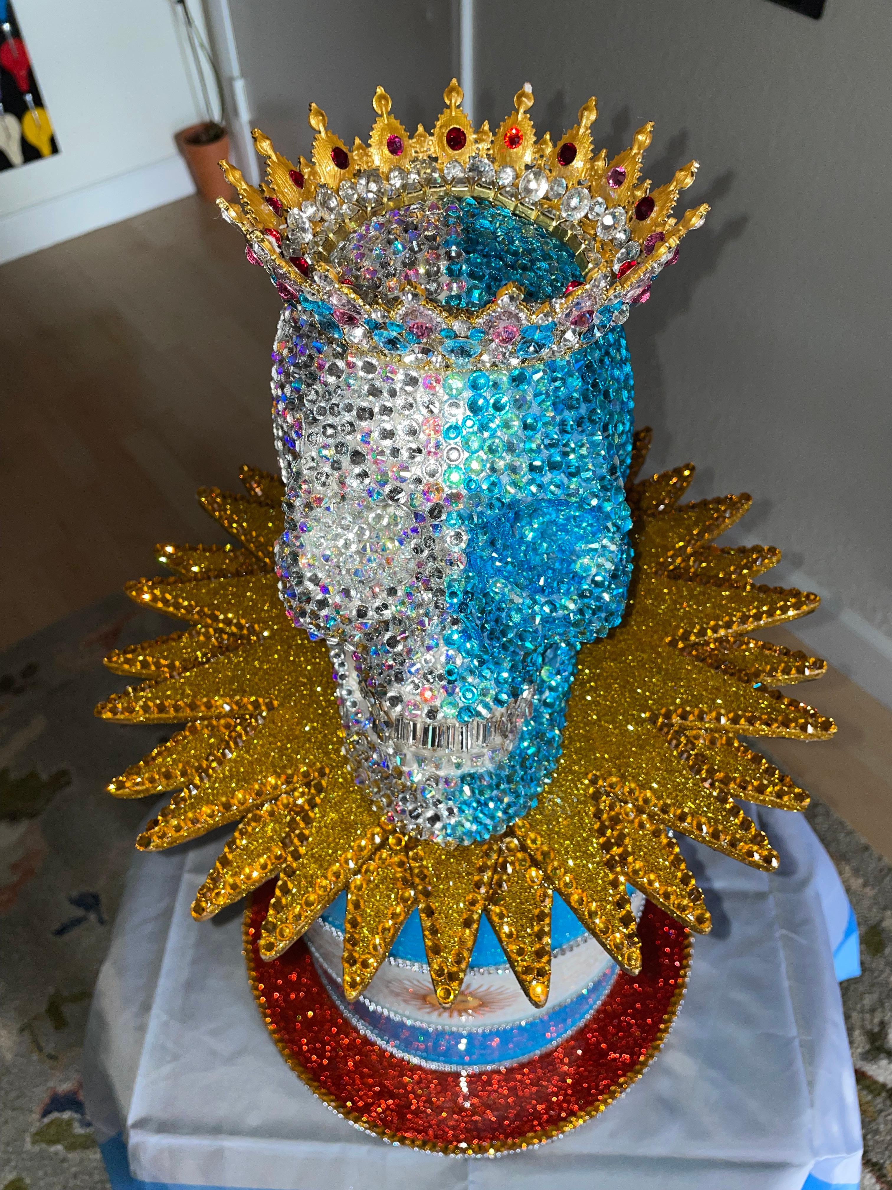 EVITA: QUEEN OF ARGENTINA (Einzigartiger Swarovski- Totenkopf mit maßgefertigtem Sockel + Krone) (Braun), Figurative Sculpture, von Mauro Oliveira