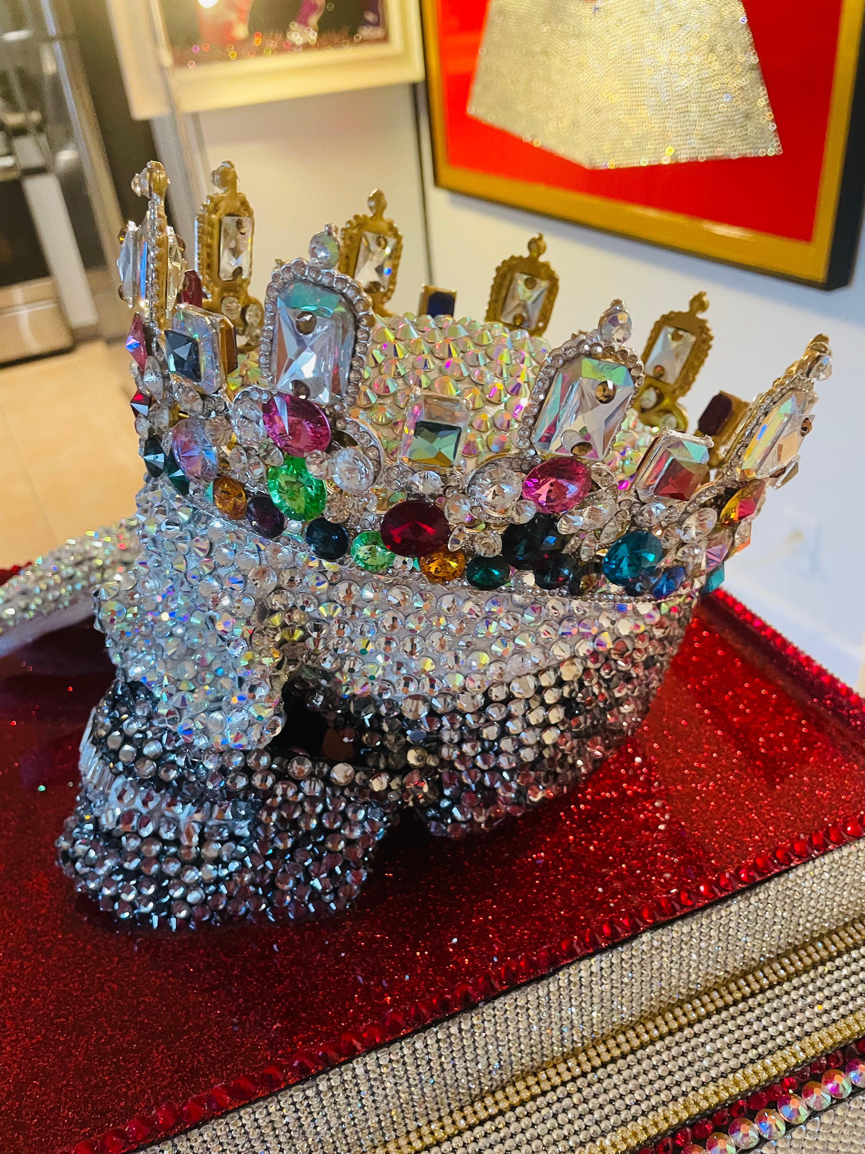 MJ: THE ULTIMATE KING OF POP (Swarovski Schädel+CustomBase+Crown+Glove Replica)    (Zeitgenössisch), Sculpture, von Mauro Oliveira