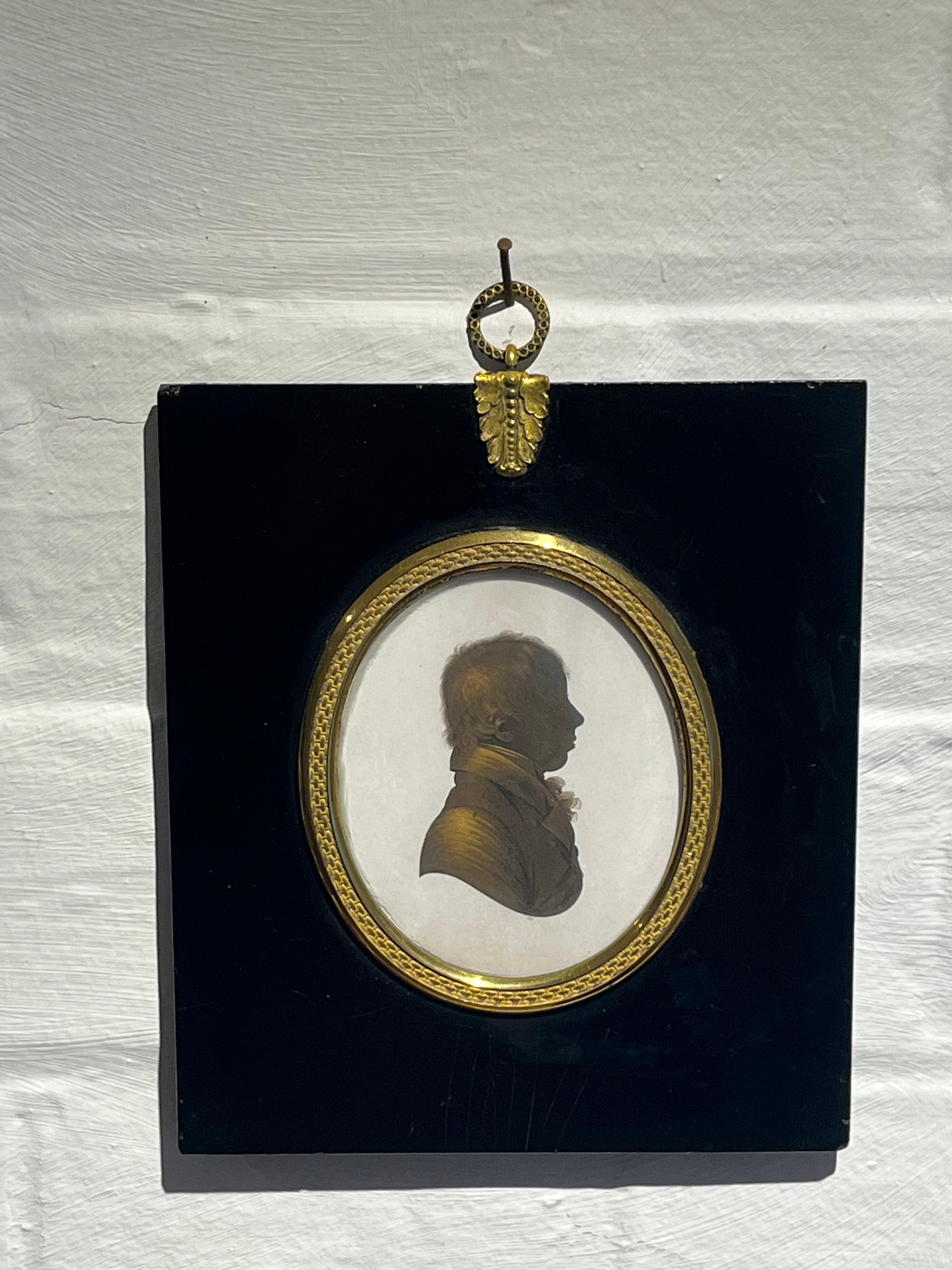 Une silhouette très finement détaillée en très bon état par l'un des véritables grands artistes de silhouettes de la période géorgienne.

John Field (1758-1821)
Portrait d'un jeune homme
Aquarelle avec touches de bronze sur plâtre
3 x 2½ pouces,