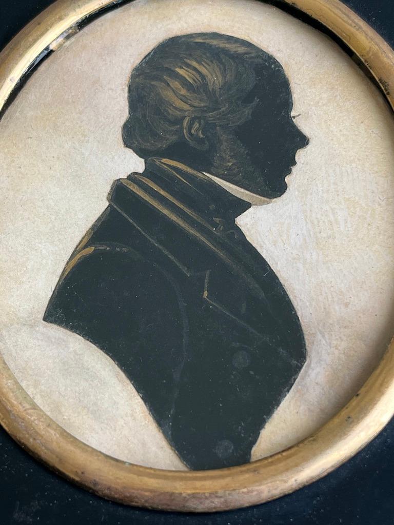 Una silhouette finemente dettagliata di un gentiluomo vittoriano

Peters Skeolan (1815-1871)
Ritratto di un gentiluomo, profilo girato a sinistra, con cappotto e cravatta
Acquerello con evidenziazione in oro su carta/cartoncino
Con i dettagli