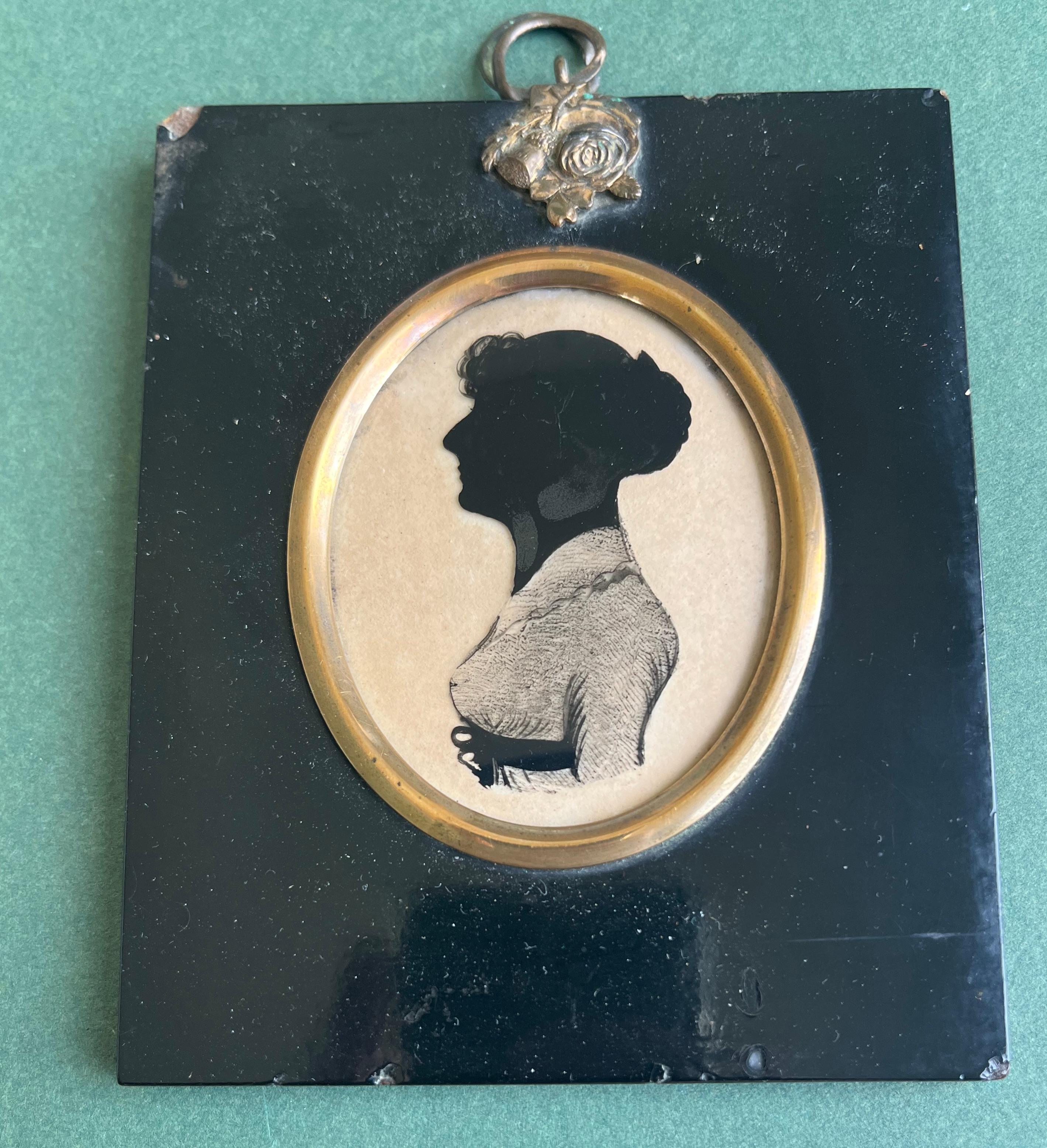 Silhouette finement détaillée d'une jeune femme de l'époque victorienne.

Attribué à Hinton Gibbs (1783-1839)
Portrait d'une jeune femme, en buste, tourné vers la droite
aquarelle, peinture au verso sur verre
2½ x 2 pouces, ovale, sans le cadre
4½ x