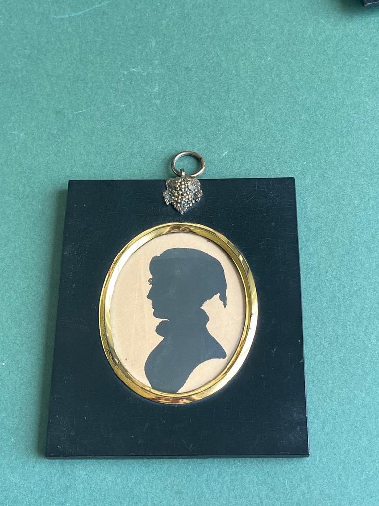 Mid 19th Century English silhouette portrait of a lady in a night cap For Sale 2