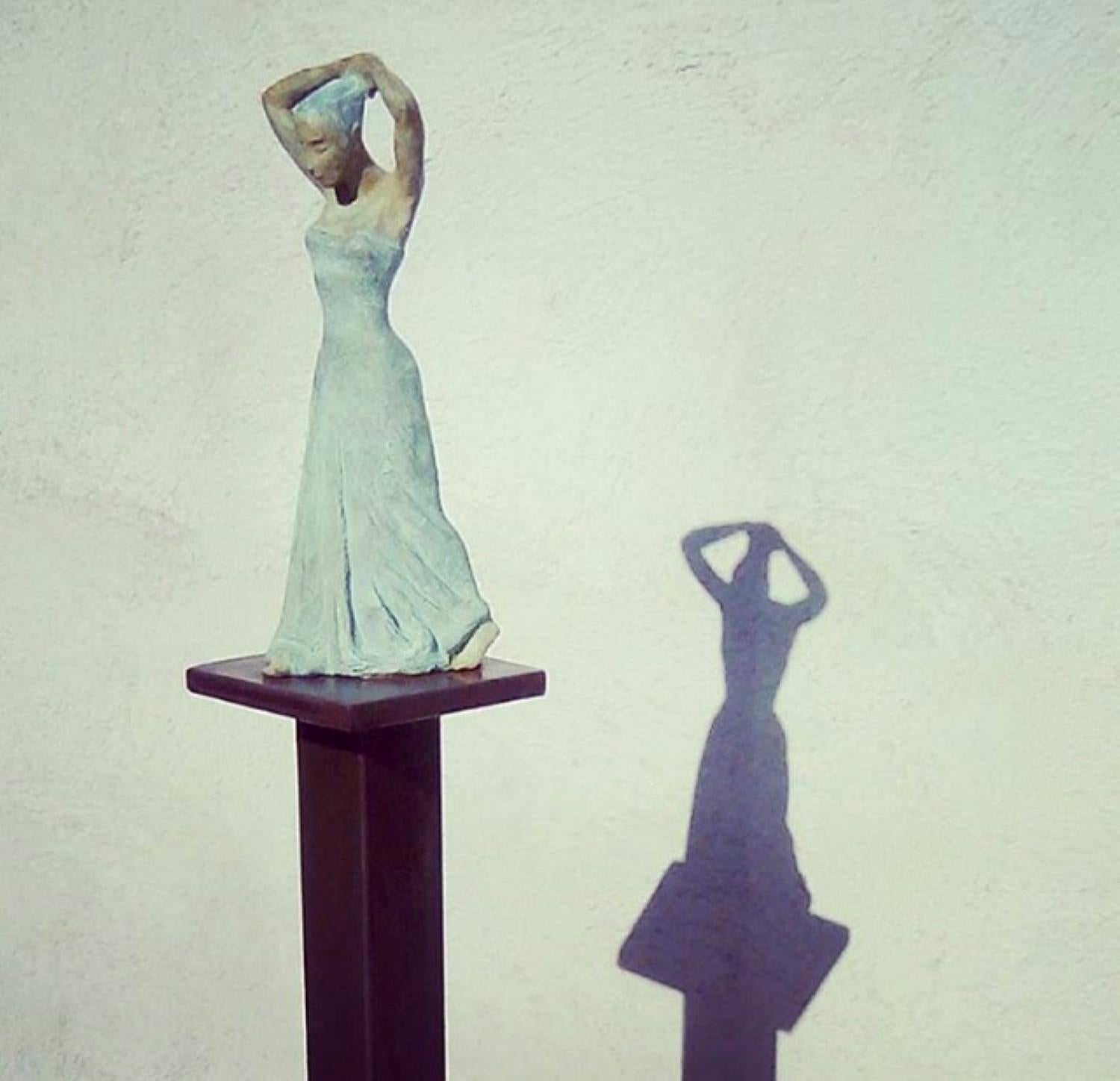 Sculpture de sol contemporaine en bronze « Sensuality III », vert figuratif féminité - Or Figurative Sculpture par Joan Artigas Planas
