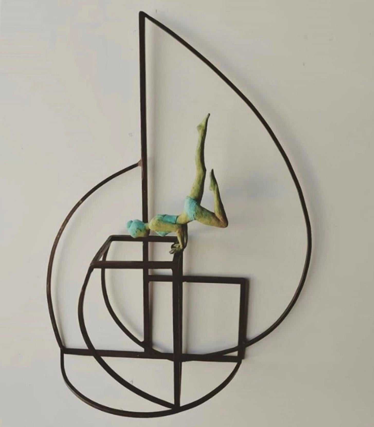 Table contemporaine en bronze « In the Shell », sculpture murale figurative « Girl yoga »