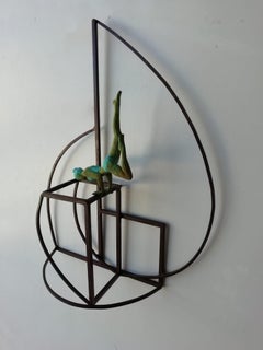 "In the Shell" tavolo contemporaneo in bronzo, scultura murale figurativa di una ragazza che fa yoga
