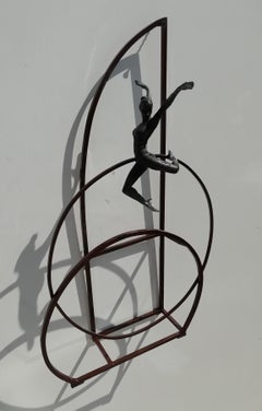 Zeitgenössisches Wandgemälde „Misty“ aus Bronze,  Tischskulptur figurative Ballerina, tanzend