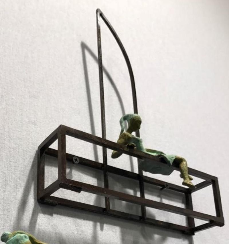 Griechische Prinzessin ist eine Bronzeskulptur mit grüner Patina, sie ist mit einem Stahlsockel verbunden. Die Auflage beträgt 50 Stück. Diese Skulptur kann sowohl auf einem Regal stehen als auch an die Wand gehängt werden. Diese Skulptur ist Teil